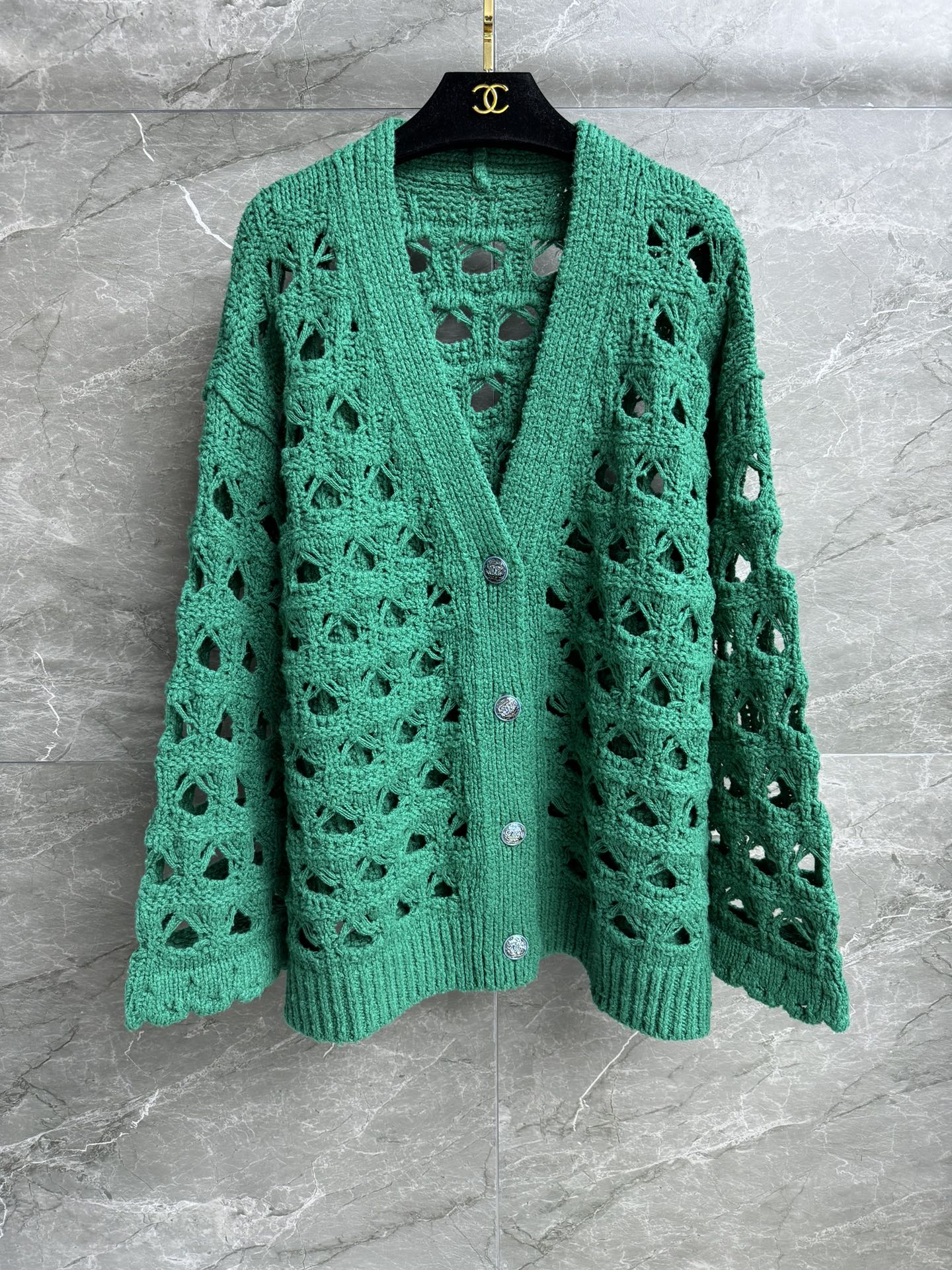 NO:295403,New early spring style is available. Xiangjia hollow woven cardigan 2025 early spring vacation series V-collar single-breasted design, double C-diamond buckle decoration embellishment, hole hollow crochet pattern, lazy and exquisite, fixed woven cotton yarn, comfortable and skin-friendly, loose style, not picky for people to wear, full trademark size SML, chanel, alexander wang19860909早春新款上新啦 香家镂空编织开衫 2025早春度假系列 Ｖ领单排扣设计 双C钻扣装饰点缀 洞洞镂空钩织图案 慵懒又不失精致 定织定染棉质纱线 舒适亲肤 宽松版型 不挑人穿 商标齐全 尺码SML,,chanel,alexander wang,Women's clothing