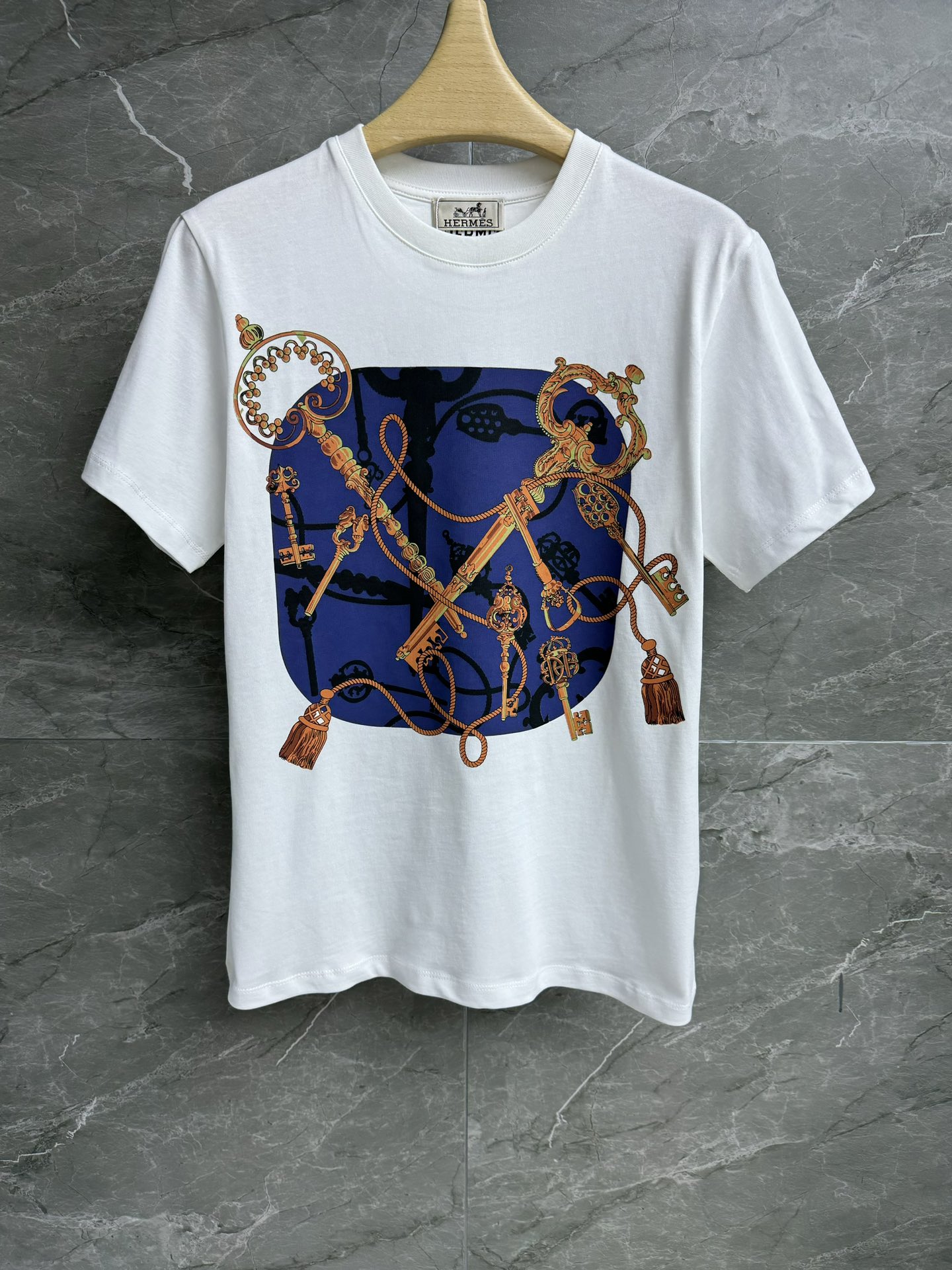 NO:295399,New early spring model is available. H-totem printed T-shirt 2025 early spring series. Round neckline design. Key totem printed pattern. Retro and fashionable. Customized cotton fabric. Comfortable and skin-friendly and breathable. Normal style. Slim and versatile. Full trademark. Size SML,,tees, t-shirt,alexander wang.19860909早春新款上新啦 Ｈ家图腾印花T恤 2025早春系列 圆领领口设计 钥匙图腾印花图案 复古时髦高级 定制纯棉面料 舒适亲肤透气 正常版型 上身显瘦又百搭 商标齐全 尺码SML,,tees，t-shirt,alexander wang,Women's clothing