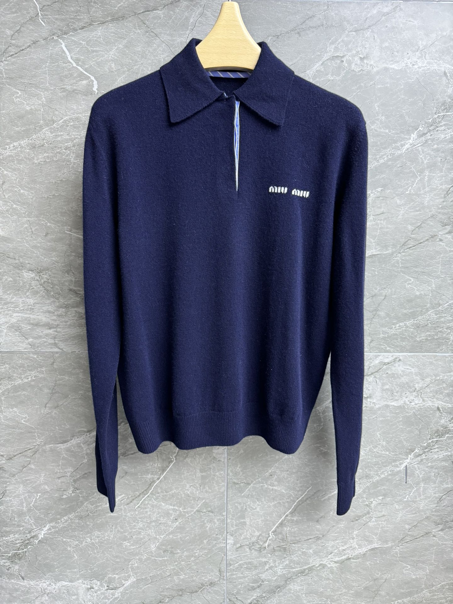 NO:297511,New early spring style is available. Miu cashmere sweater 2025 spring and summer series. Shirt collar design. Letter inlay pattern embellishment. Simple and fashionable. Cashmere knitted fabric. Soft and delicate. Loose style. The upper body looks slim and temperament. Layable and wearable. Full trademark. Size SML,,miumiu,alexander wang.19860909早春新款上新啦 Miu羊绒针织衫 2025春夏系列 拼衬衣领设计 字母嵌花图案点缀 简约时髦减龄 羊绒针织面料 手感柔软细腻 宽松版型 上身显瘦又气质 可叠穿搭配 商标齐全 尺码SML,,miumiu,alexander wang,Women's clothing