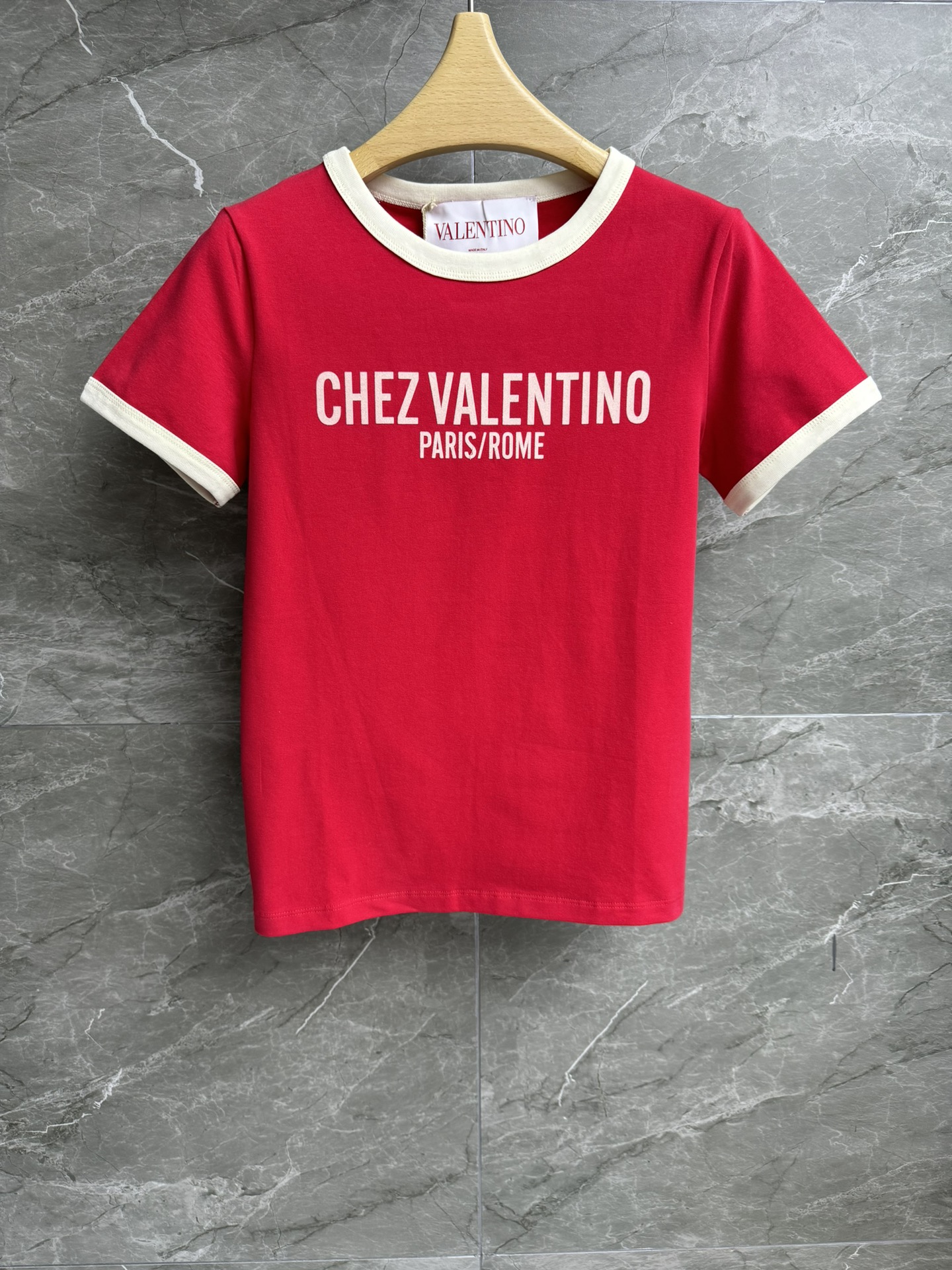 NO:296467,New early spring style is available. Valentino flocking printed T-shirt. 2025 early spring series. Round neck contrast rib trim. Classic letter flocking printed pattern. Simple and high-end. Customized cotton material. Skin-friendly and breathable. Normal style. Slim and versatile. Full trademark. Size SML, valentino,tees, t-shirt,alexander wang.19860909早春新款上新啦 华伦天奴植绒印花T恤 2025早春系列 圆领撞色罗纹饰边 经典字母植绒印花图案 简约高级 定制纯棉材质 亲肤透气 正常版型 上身显瘦又百搭 商标齐全 尺码SML,,valentino,tees，t-shirt,alexander wang,Women's clothing