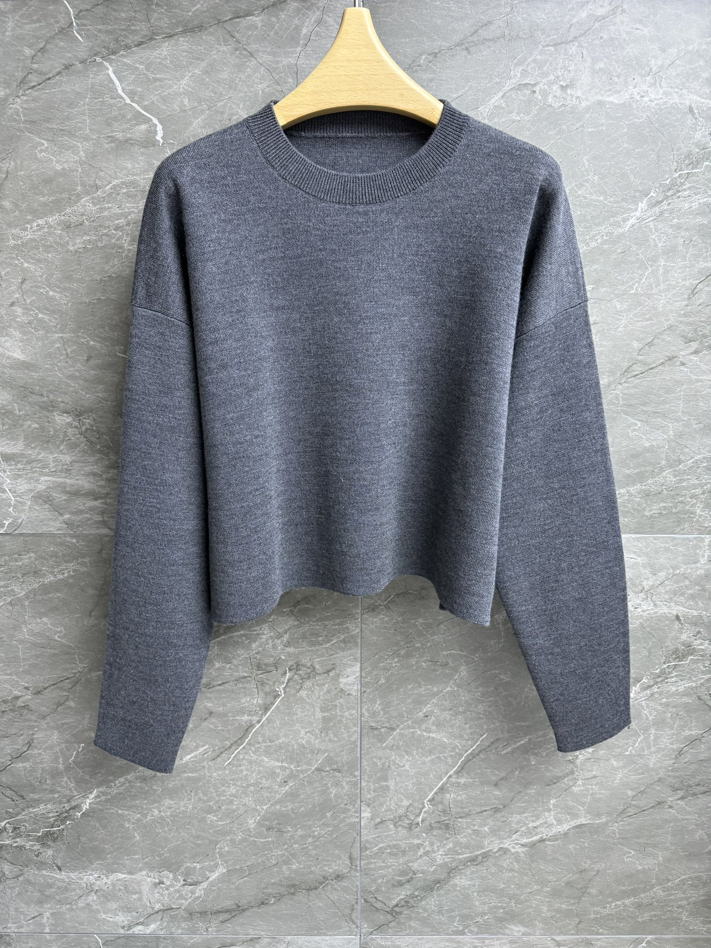 NO:297507,New early spring style is available. Luo Yiwei inlay patch sweater. 2025 early spring series. Round neckline threaded neckline. Elbow inlay logo patch pattern. Advanced gray color scheme. Simple and fashionable. Imported wool fabric. Soft and comfortable and textured. Short and loose style. Slim and temperament on the upper body. Full trademark. Size smL,,loewe, sweaters, alexander wang.19860909早春新款上新啦 罗意威嵌花贴片毛衣 2025早春系列 圆领螺纹领口 肘部嵌花logo贴片图案 高级灰配色 简约时髦 进口羊毛面料 柔软舒适有质感 短款宽松版型 上身显瘦又气质 商标齐全 尺码smL,,loewe,sweaters,alexander wang,Women's clothing