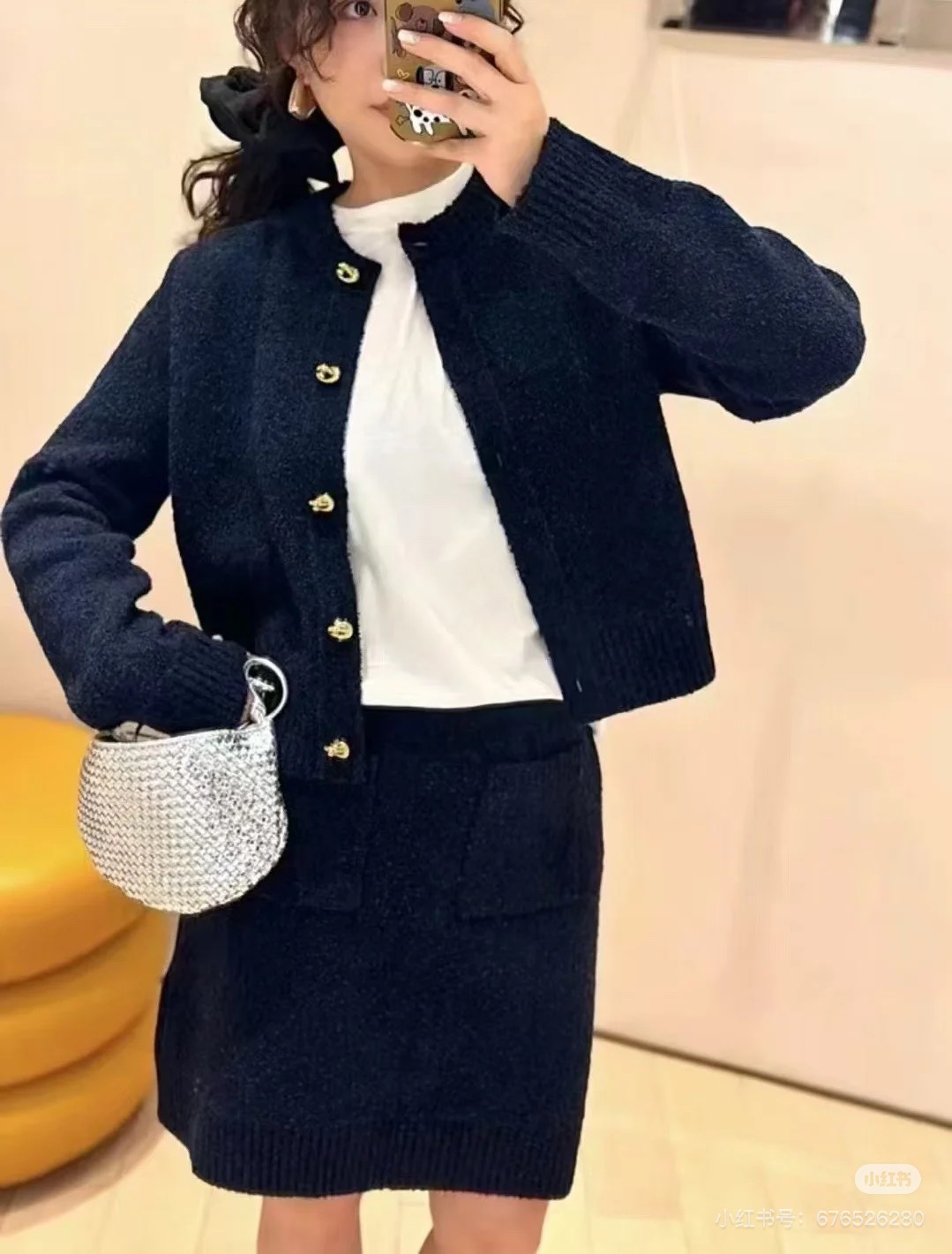 NO:297505,The new style of top skirt in early spring is here. BV wool knitted suit. Early spring series. Golden knitted cardigan with knitted skirt. Exquisite and simple. Elegant and intellectual. Customized wool wool wool fabric. Soft and thick. Comfortable and skin-friendly. Size SML, bottega veneta, skirts, alexander wang.19860909上衣半裙早春新款上新啦 BV毛圈羊毛针织套装 早春系列 金色结扣开衫搭配针织半裙 精致简洁 优雅知性 定制羊毛圈圈呢面料 柔软厚实 舒适亲肤 尺码SML,,bottega veneta,skirts,alexander wang,Women's clothing