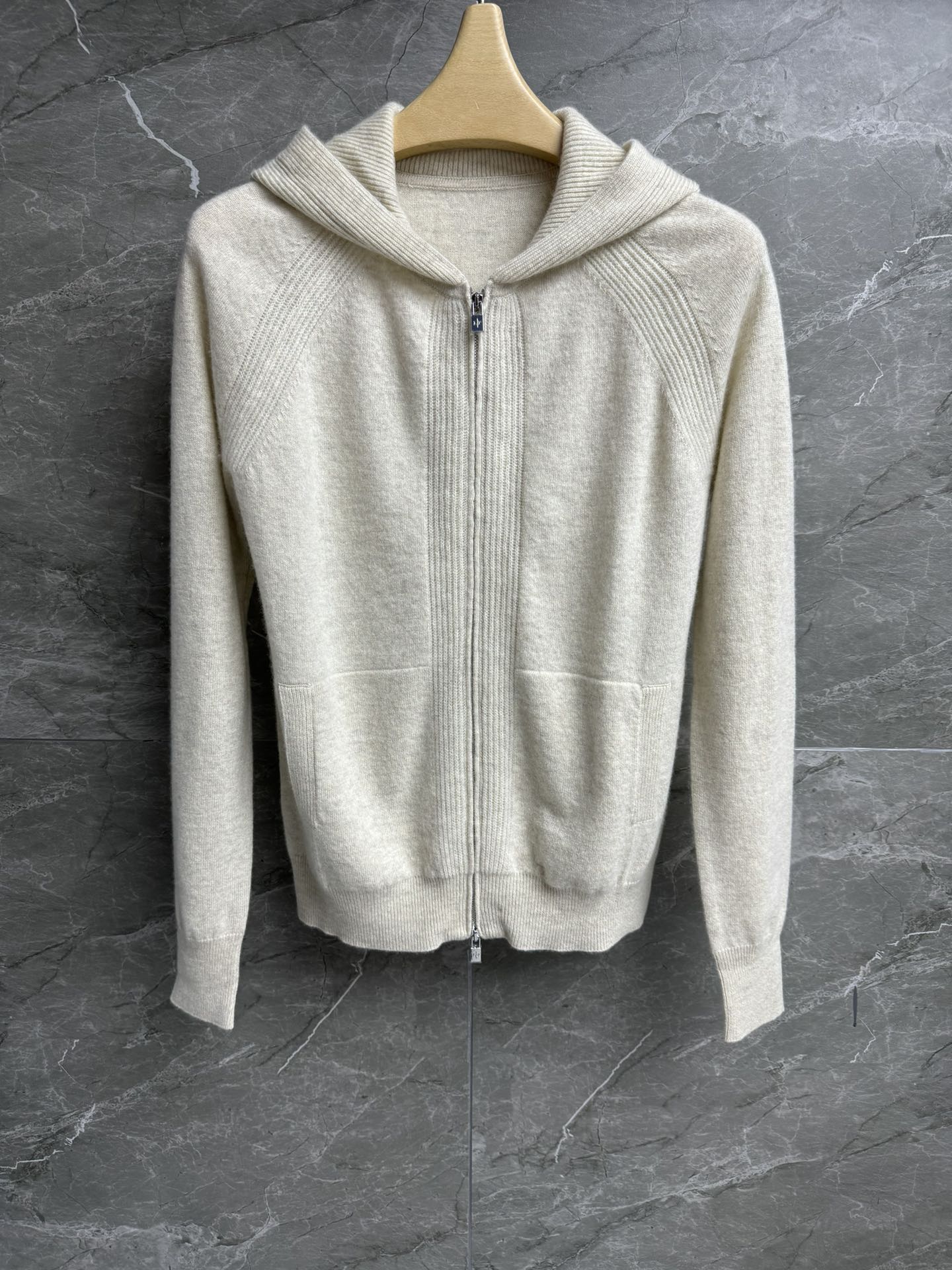 NO:297503,New early spring style is available. LP hooded cashmere cardigan. Autumn and winter series. Hooded zipper design. Simple and unique. Full of high-end feel. 100% cashmere fabric. Soft and comfortable and skin-friendly. Super texture. Normal style. Gentle temperament on the upper body. Full trademark. Size SML,,loro piano,hats,alexander wang.19860909早春新款上新啦 LP连帽羊绒开衫 秋冬系列 连帽拉链设计 简约不失特色 满满高级感 百分百羊绒面料 软糯舒适亲肤 超有质感 正常版型 上身温柔气质 商标齐全 尺码SML,,loro piana,hats,alexander wang,Women's clothing