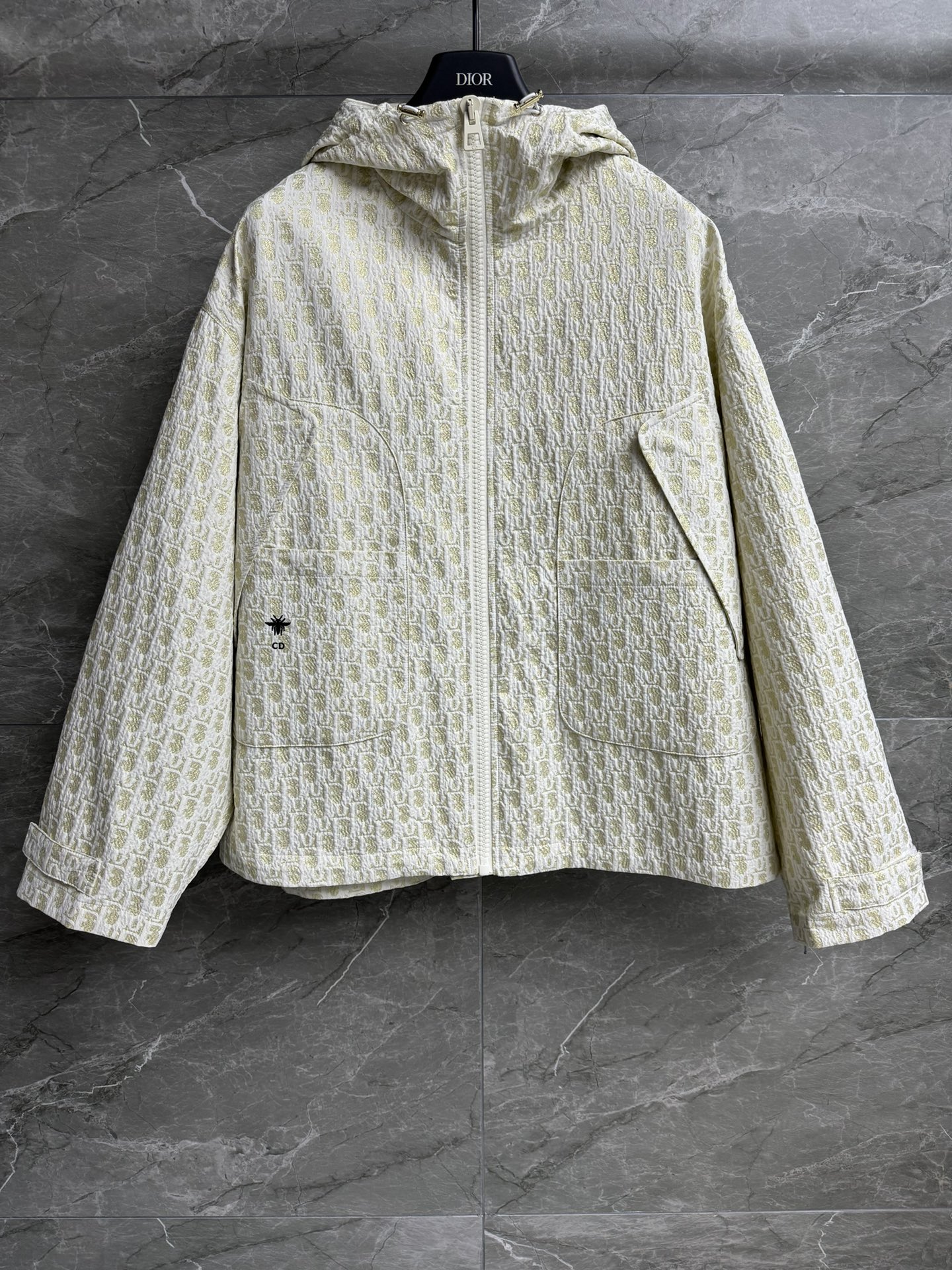 NO:297499,New early spring style is available. D home platinum presbyopia jacket. Early spring series. Hooded zipper design. Classic presbyopia jacquard pattern. Platinum color scheme. High-profile, fashionable and eye-catching. CD bee embroidery embellishment. Full of high-end feel. Taffeta technology jacquard fabric. Loose style. Top body casual temperament. Full trademark. Size SML,,dior,hats,alexander wang.19860909早春新款上新啦 D家白金老花冲锋衣 早春系列 连帽拉链设计 经典老花提花图案 白金配色 高调时髦抢眼 CD蜜蜂刺绣点缀 满满高级感 采用塔夫绸科技提花面料 宽松版型 上身休闲气质 商标齐全 尺码SML,,dior,hats,alexander wang,Women's clothing