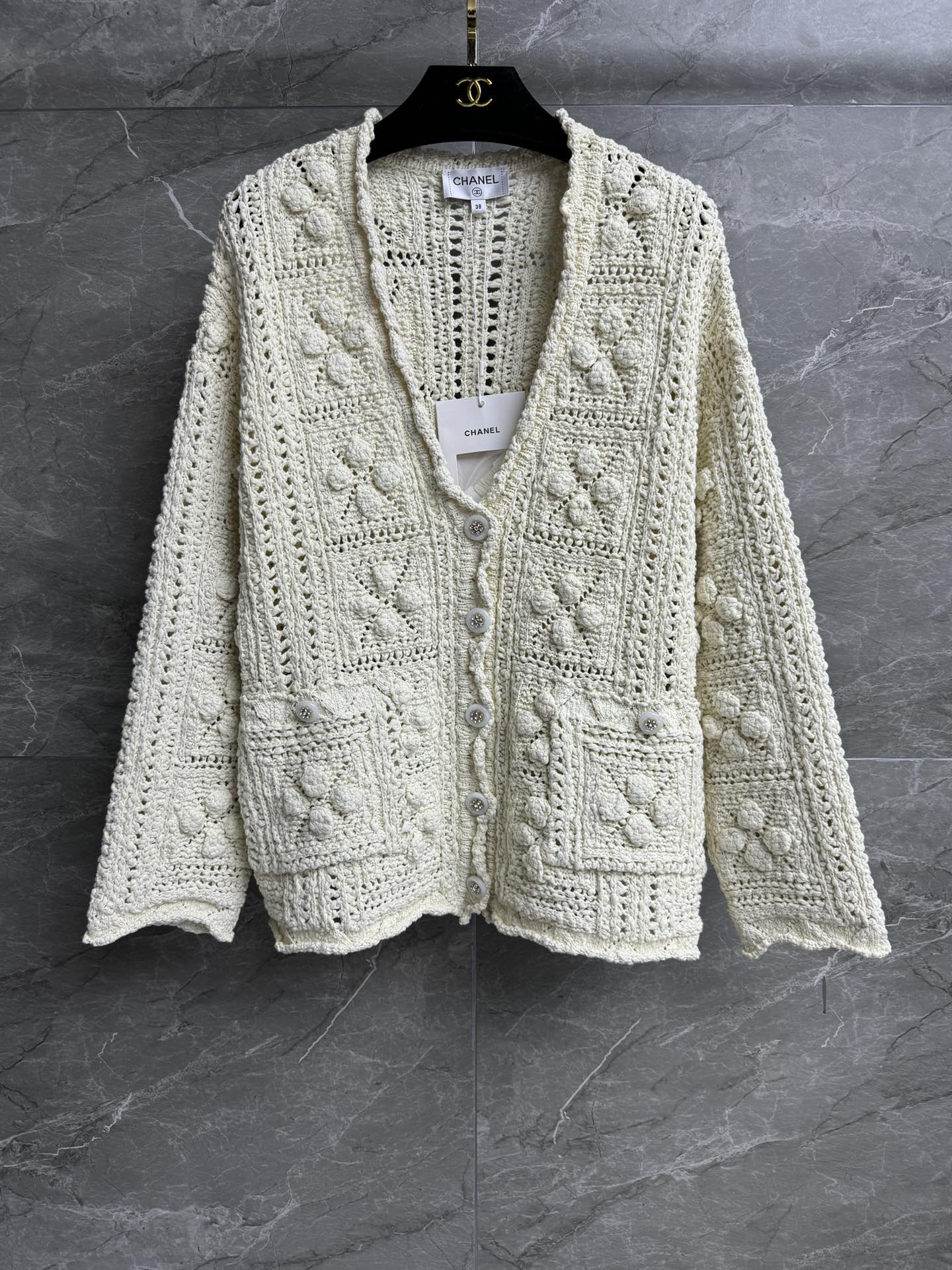 NO:325819,High-version shipped Xiangjia hollow woven flower cardigan 2025 early spring vacation series V neckline design rhinestone button decoration woven flower hollow pattern lazy and exquisite fixed-color cotton yarn crisp and comfortable loose style upper body look slim and temperament Complete trademarks Equipped with cloth bag Size SML, chanel, alexander wang19860909高版本出货啦 香家镂空编织花朵开衫 2025早春度假系列 Ｖ领领口设计 水钻纽扣装饰 编织花朵镂空图案 慵懒又不失精致 定织定染棉质纱线 挺括舒适 宽松版型 上身显瘦又气质 商标齐全 配有布袋 尺码SML,,chanel,alexander wang,Women's clothing