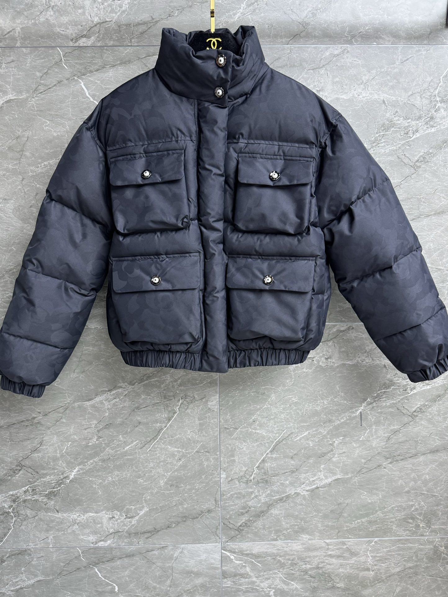 NO:297497,New autumn and winter models are available!  Xiangjia dark pattern jacquard down jacket Ski series Stand-collar zipper design Four-pocket decoration Camellia logo dark pattern jacquard pattern Fashionable and high-end 90 white goose down filling, full filling, warm and comfortable Short loose style, slim and temperament on the upper body Size SML, Chanel, down jacket, alexander wang19860909秋冬新款上新啦！ 香家暗纹提花羽绒服 滑雪系列 立领拉链设计 四口袋装饰 山茶花logo暗纹提花图案 时髦高级 90白鹅绒填充 充绒量足 保暖舒适 短款宽松版型 上身显瘦又气质 尺码SML,,chanel,down jacket,alexander wang,Women's clothing