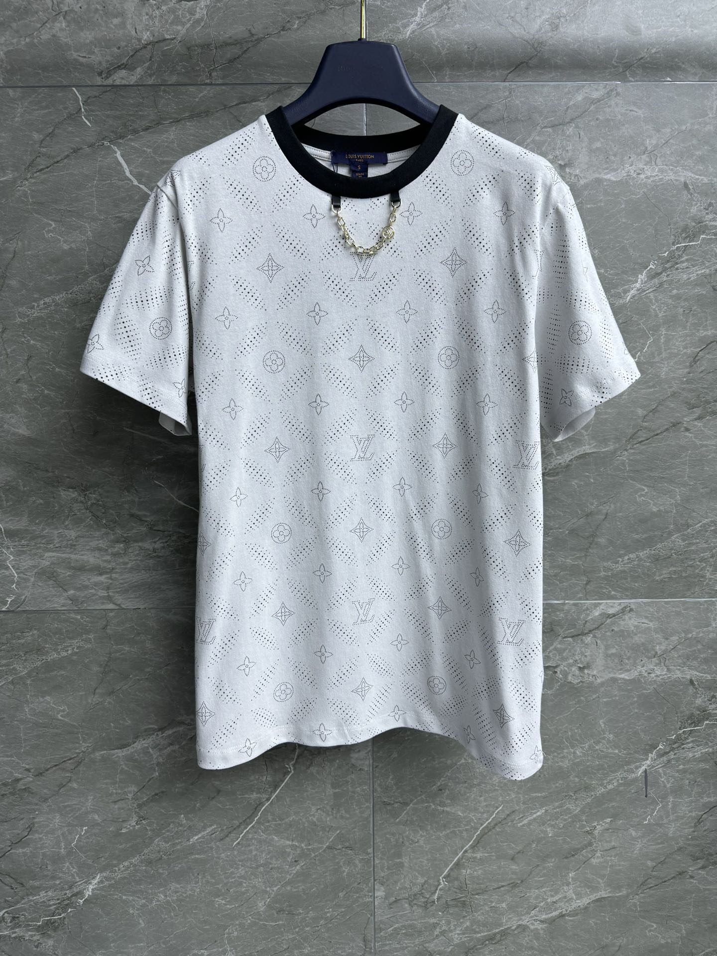 NO:297510,New early spring style is shipped. L home logo printed T-shirt. Early spring series. Round neckline contrasting collar. Decorated with chain decoration. Full logo printed pattern. Full of high-end touch. Imported pure cotton material. Comfortable and skin-friendly. Normal style. Slim and temperament. Full trademark. Size SML,,louis vuitton,tees, t-shirt,alexander wang.19860909早春新款出货啦 L家logo印花T恤 早春系列 圆领撞色领口 饰以链条装饰点缀 满logo印花图案 满满高级感 进口纯棉材质 舒适亲肤 正常版型 上身显瘦又气质 商标齐全 尺码SML,,louis vuitton,tees，t-shirt,alexander wang,Women's clothing