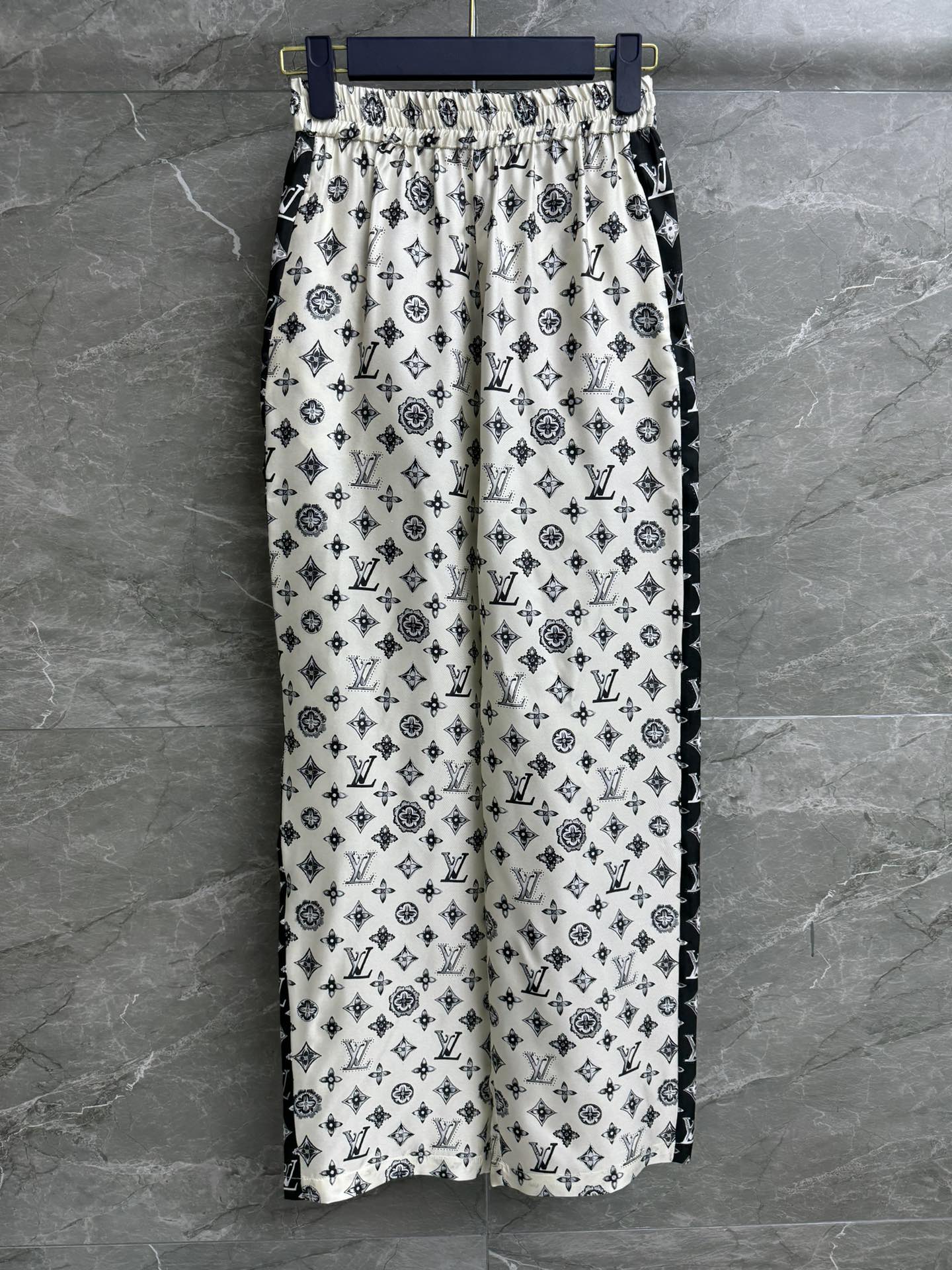 NO:297508,New early spring style is available. L family presbyterian silk trousers. Early spring series. Elastic elastic waist. Blue and white presbyterian printed pattern. Retro and high-end. Twill heavy silk fabric. Skin-friendly and comfortable. Super texture. Straight loose fit. Slim and versatile. Full trademark. Size SML,,louis vuitton, real silk,alexander wang.19860909早春新款上新啦 L家老花真丝长裤 早春系列 松紧弹力腰头 蓝白老花印花图案 复古又高级 斜纹绸重磅真丝面料 亲肤舒适 超有质感 直筒宽松版型 上身显瘦又百搭 商标齐全 尺码SML,,louis vuitton,real silk,alexander wang,Women's clothing