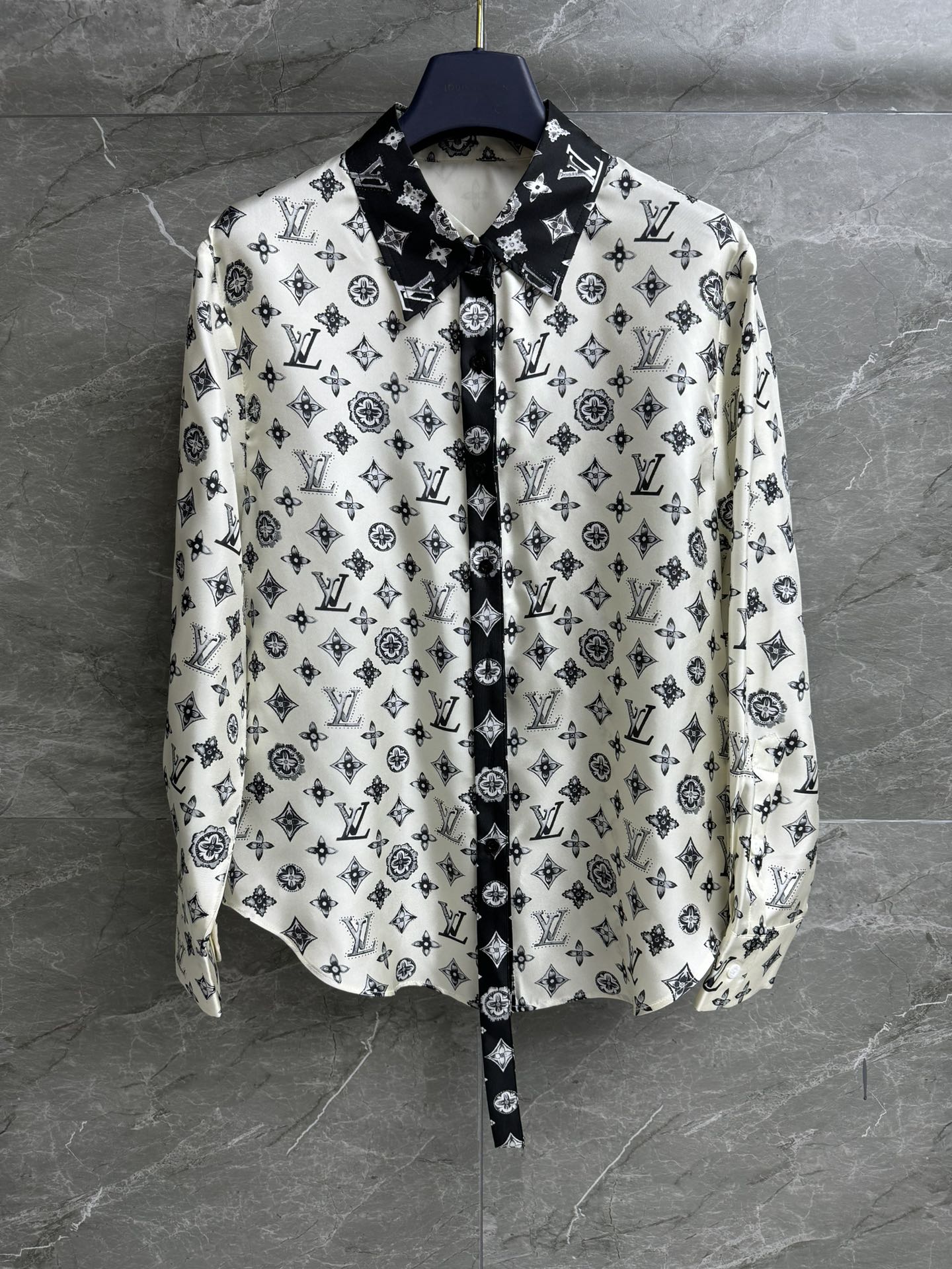 NO:297504,New early spring style is available. L home presbyterian silk shirt. Early spring series. Lapel ribbon removable design. Blue and white presbyterian printed pattern. Retro and high-end. Twill heavy silk fabric. Skin-friendly and comfortable. Super texture. Loose style. Slim and temperament. Full trademark. Size SML,,louis vuitton, real silk,alexander wang.19860909早春新款上新啦 L家老花真丝衬衣 早春系列 翻领飘带可拆卸设计 蓝白老花印花图案 复古又高级 斜纹绸重磅真丝面料 亲肤舒适 超有质感 宽松版型 上身显瘦又气质 商标齐全 尺码SML,,louis vuitton,real silk,alexander wang,Women's clothing