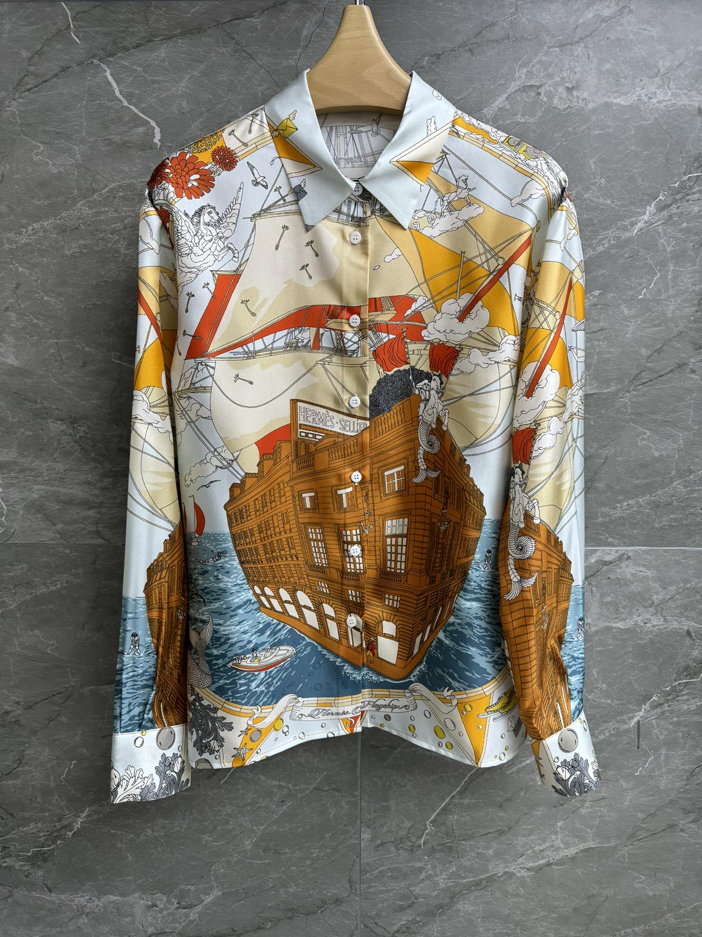 NO:297502,New early spring models are available. H-home cruise silk shirt. Early spring series. Lapel neckline design. Fubao cruise party print pattern. Fashionable and high-end custom twill silk fabric. Skin-friendly and comfortable. Super textured. Loose style. Slim and temperament on the upper body. Full trademark. Size SML, real silk, alexander wang.19860909早春新款上新啦 H家邮轮真丝衬衣 早春系列 翻领领口设计 福宝邮轮派对印花图案 时髦高级 定制斜纹绸真丝面料 亲肤舒适 超有质感 宽松版型 上身显瘦又气质 商标齐全 尺码SML,,real silk,alexander wang,Women's clothing