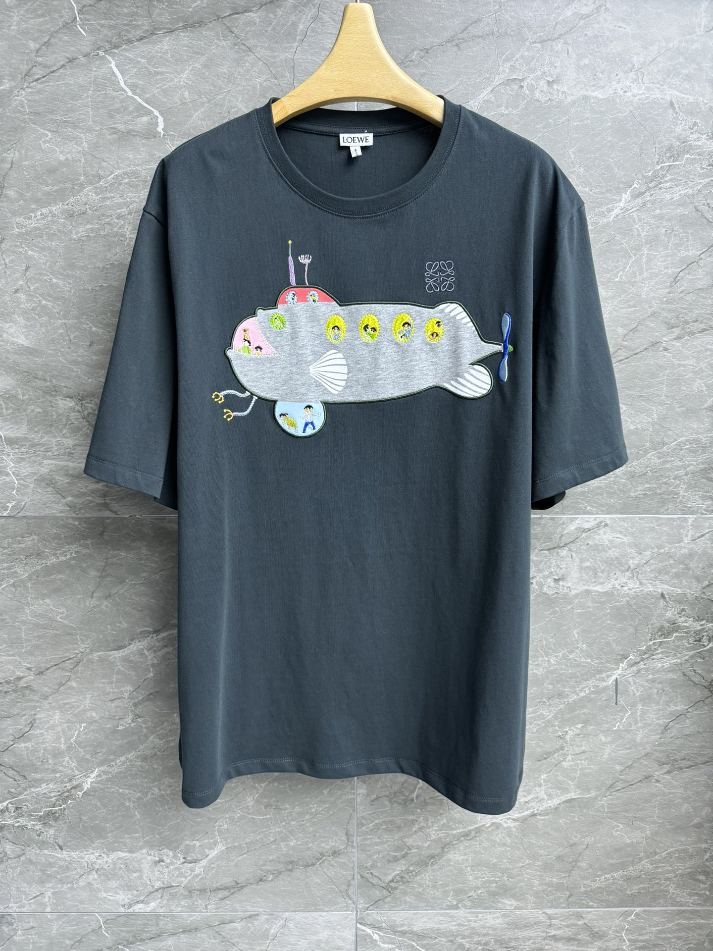 NO:297498,New early spring style is available. Luo Yiwei submarine embroidered T-shirts, suna fujita co-branded series, round neckline design, submarine embroidery patch pattern, chest letter embroidery embroidery, playful and cute, high-end custom cotton fabric, comfortable and skin-friendly, loose style, not picky for people to wear, same style for men and women, full trademark size SML,,loewe,tees, t-shirt,alexander wang19860909早春新款上新啦 罗意威潜艇刺绣T恤 suna fujita联名系列 圆领领口设计 潜水艇刺绣贴布图案 胸前字母刺绣点缀 俏皮可爱高级 定制纯棉面料 舒适亲肤 宽松版型 不挑人穿 男女同款 商标齐全 尺码SML,,loewe,tees，t-shirt,alexander wang,Women's clothing