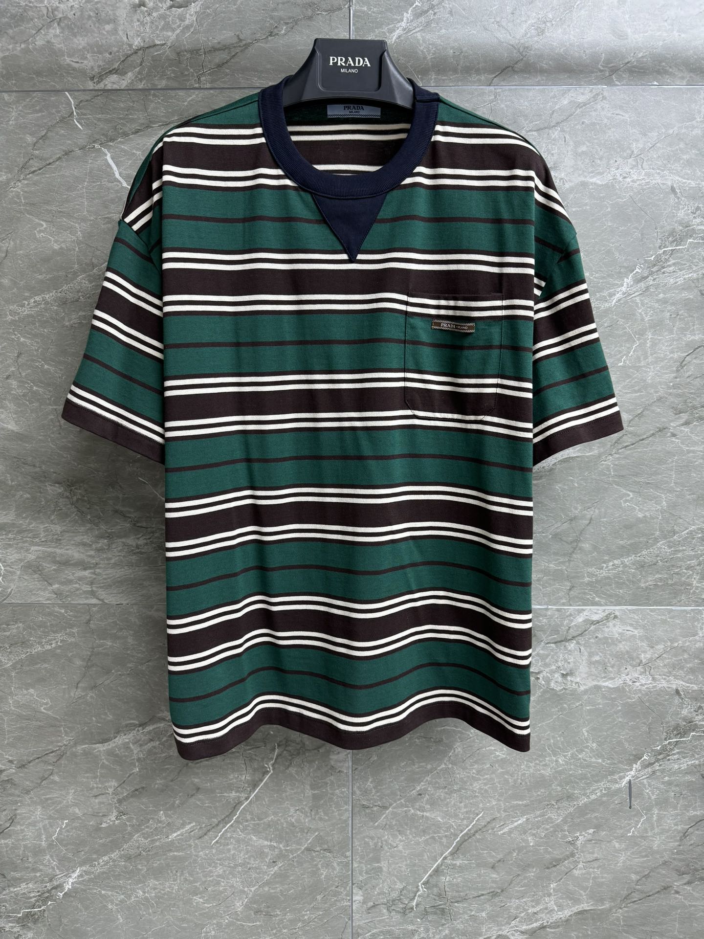 NO:297495,New early spring style is available. P home striped T-shirt. Early spring series. Round neckline ribbed neckline. Pocket logo logo embellishment. Retro striped contrasting colors. Imported cotton fabric. Comfortable and breathable. Loose style. Not to be picked. Men and women. Full trademark. Size SML,,tees, t-shirt,alexander wang.19860909早春新款上新啦 P家条纹T恤 早春系列 圆领罗纹领口 口袋logo徽标装饰点缀 复古条纹撞色 进口纯棉面料 舒适透气 宽松版型 不挑人穿 男女同款 商标齐全 尺码SML,,tees，t-shirt,alexander wang,Women's clothing