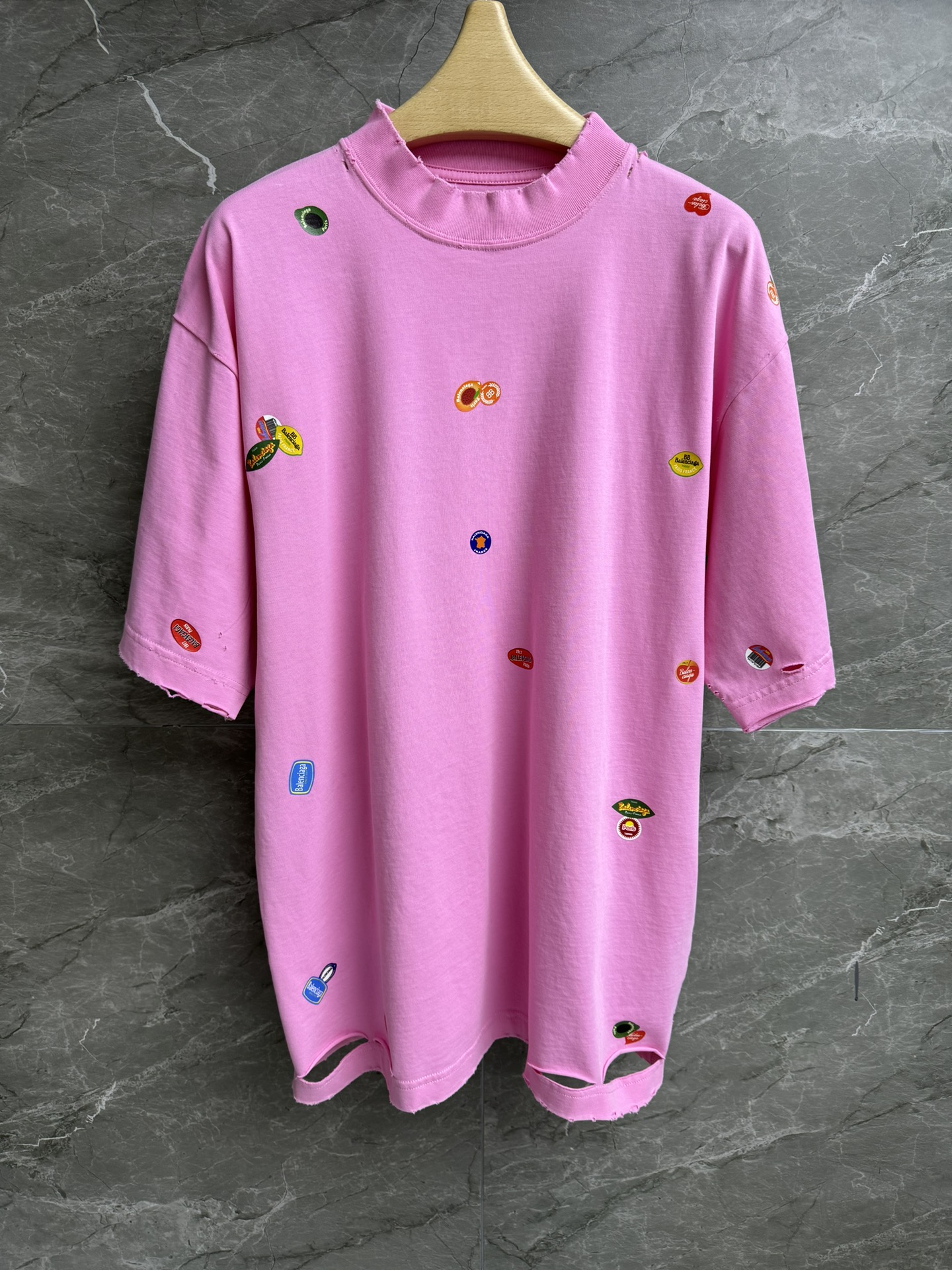 NO:297492,New early spring models are shipped. Balenciaga pink T-shirt. Early spring series. Small stand-up collar design. Logo label sticker printed pattern. Full of fun. Washable and destructive heavy-industrial washing fabric. Fashionable and unique. Imported pure cotton fabric. Comfortable and skin-friendly. Loose style. Not picky about people. Size SML,,balenciaga,tees, t-shirt,alexander wang.19860909早春新款出货啦 巴黎世家粉色T恤 早春系列 小立领设计 logo标签贴纸印花图案 充满趣味童趣 可洗褪做旧破坏重工水洗面料 时髦又不失个性 进口纯棉面料 舒适亲肤 宽松版型 不挑人穿 尺码SML,,balenciaga,tees，t-shirt,alexander wang,Women's clothing