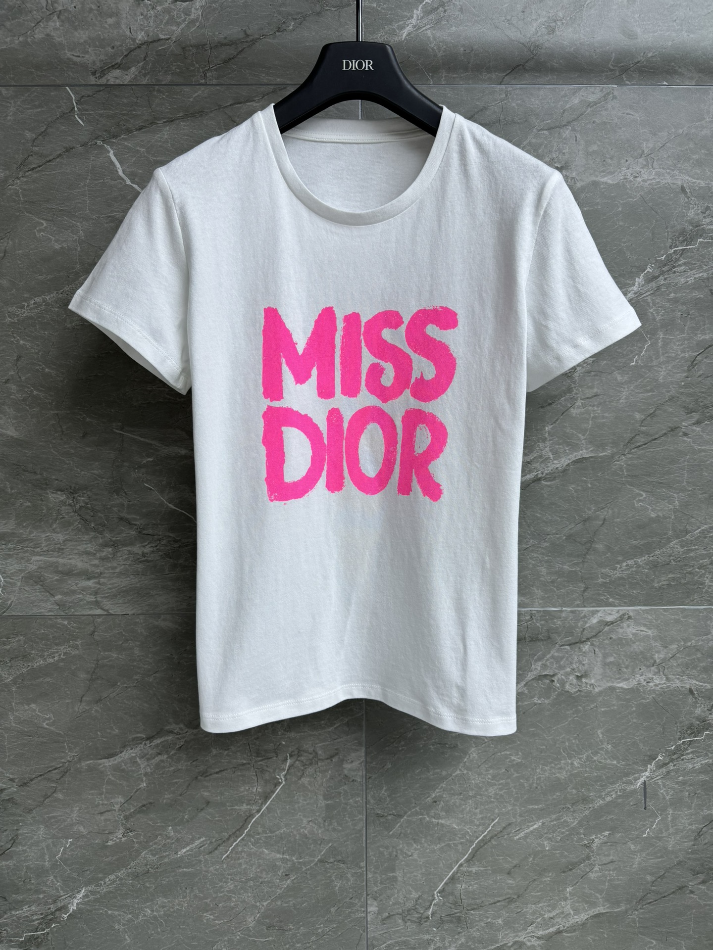 NO:298771,New early spring style is available. D home graffiti letter T-shirt 2025 early spring series. Round neckline design. Fluorescent powder graffiti letter printing pattern. Fashionable and age-reducing. Customized cotton fabric. Comfortable and breathable. Normal style. Slim and temperament on the upper body. Full trademark. Size SML,,dior,tees, t-shirt,alexander wang.19860909早春新款上新啦 D家涂鸦字母T恤 2025早春系列 圆领领口设计 荧光粉涂鸦字母印花图案 时髦减龄 定制纯棉面料 舒适透气 正常版型 上身显瘦又气质 商标齐全 尺码SML,,dior,tees，t-shirt,alexander wang,Women's clothing