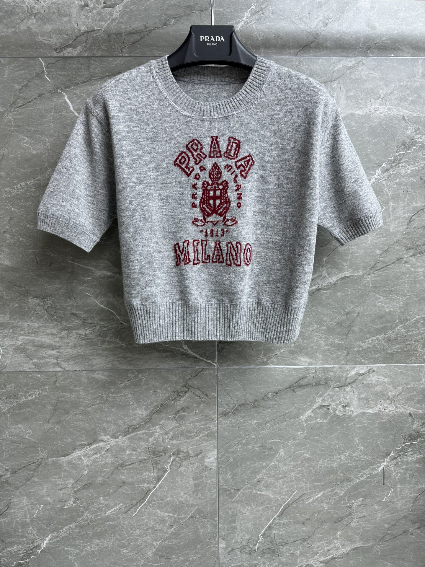 NO:316968,New early spring model is available. P home gray jacquard short sleeves. 2025 early spring series. Round neck ribbed neckline. Letter logo jacquard pattern. Retro and high-end color matching. Wool cashmere-blend fabric. Soft and comfortable and warm. Short style. Slim and temperament on the upper body. Full trademark. Size SML, T-shirt, alexander wang.19860909早春新款上新啦 P家灰色提花短袖 2025早春系列 圆领罗纹领口 字母logo提花图案 配色复古又高级 羊毛羊绒混纺面料 柔软舒适保暖 短款版型 上身显瘦又气质 商标齐全 尺码SML,,T-shirt,alexander wang,Women's clothing