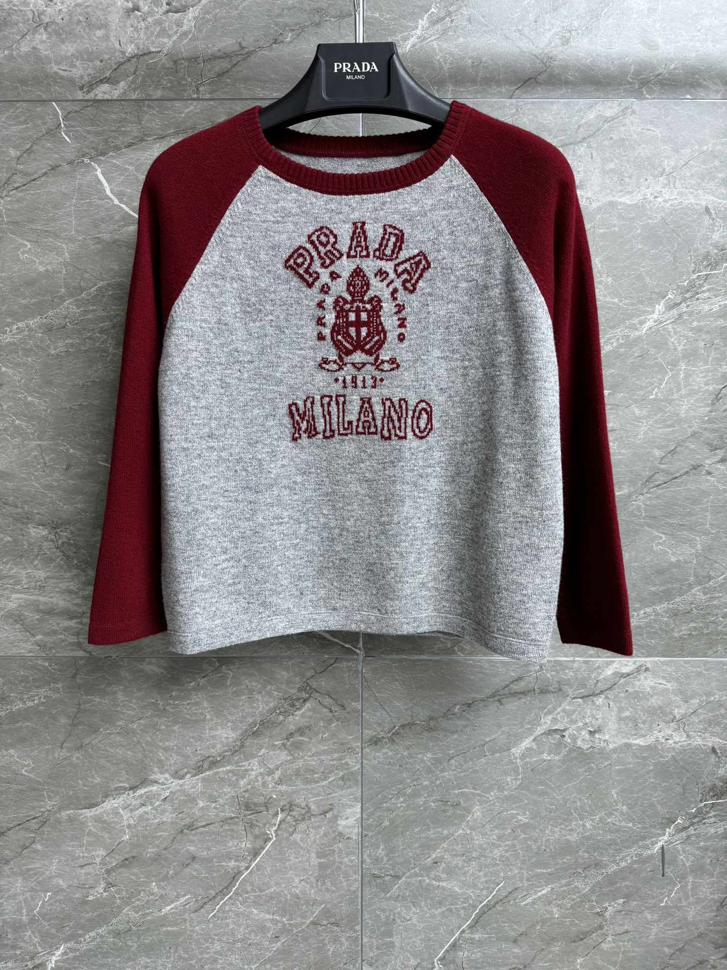 NO:316972,New early spring style is available. P home red and gray jacquard sweater 2025 early spring series. Round neck and three-quarter sleeve design. Letter logo jacquard pattern. Red and gray color combination. Retro and high-end. Wool cashmere blended fabric. Soft and comfortable and warm. Short style. Slim and versatile upper body. Full trademark. Size SML,,sweaters,alexander wang.19860909早春新款上新啦 P家红灰提花毛衣 2025早春系列 圆领七分袖设计 字母logo提花图案 红灰拼色 复古又高级 羊毛羊绒混纺面料 柔软舒适保暖 短款版型 上身显瘦又百搭 商标齐全 尺码SML,,sweaters,alexander wang,Women's clothing