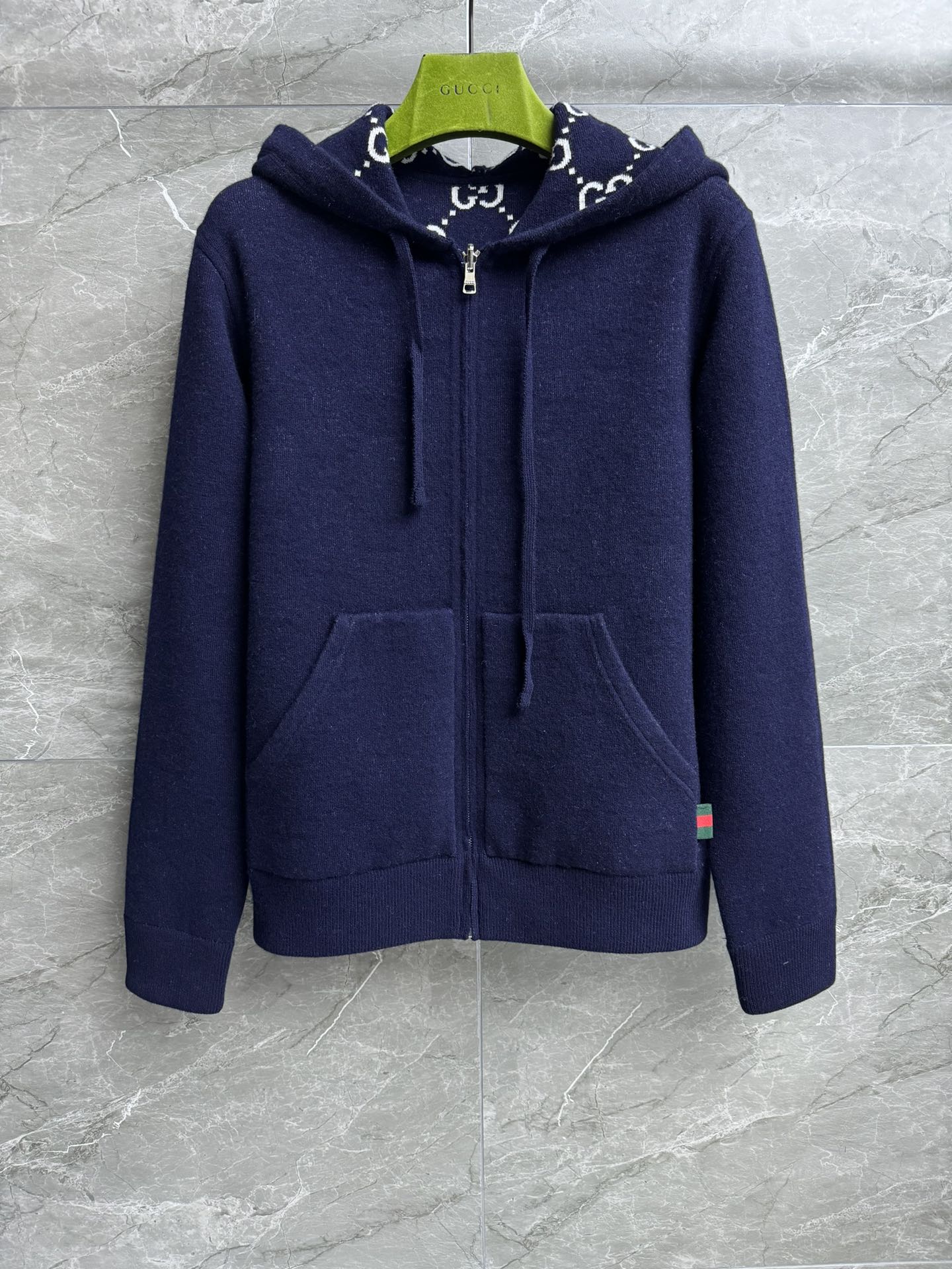 NO:298761,New models for early spring are available. G-home double-sided hooded cardigan 2025 early spring series. Hooded zipper design. Double-sided wearable. One side gray. The other side full of logo jacquard patterns. Versatile and stylish. Double-sided wool fabric. Thick, warm and textured. Loose style. Not picky about people. The same style for men and women. Full trademark. Size SML, gucci, hats, alexander wang.19860909早春新款上新啦 G家双面穿连帽开衫 2025早春系列 连帽拉链设计 双面可穿 一面灰色 一面满logo提花图案 百搭实穿又时髦 双面羊毛面料 厚实保暖有质感 宽松版型 不挑人穿 男女同款 商标齐全 尺码SML,,gucci,hats,alexander wang,Women's clothing