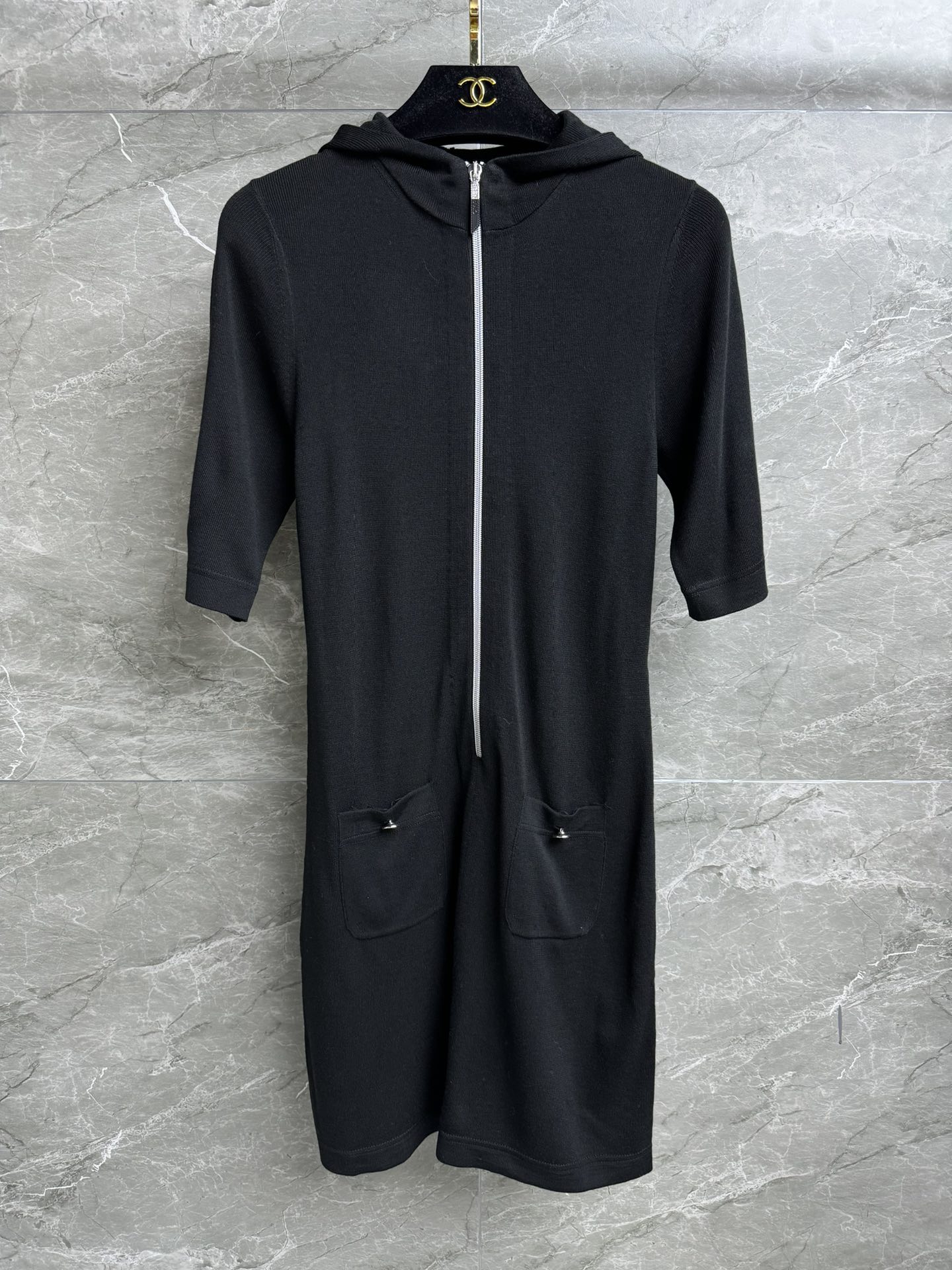 NO:298789,The higher version is shipped!  Xiangjia Zip Hooded Knitted Skirt 2025 Early Spring Series Hooded Half Zip Design Customized Logo Button Decoration and Embellishment Casual Simple and High-end Cotton Blended Knitted Fabric Lightweight Soft and Comfortable Elastic Slim and Tyranny Stylish Style Fully Trademarked With Cloth Bag Size SML, Chanel, Skirts, Hats, Alexander Wang19860909高版本出货啦！ 香家拉链连帽针织裙 2025早春系列 连帽半拉链设计 定制logo纽扣装饰点缀 休闲简约高级 棉质混纺针织面料 轻薄柔软舒适 弹力修身版型 上身显瘦又气质 商标齐全 配有布袋 尺码SML,,chanel,skirts,hats,alexander wang,Women's clothing