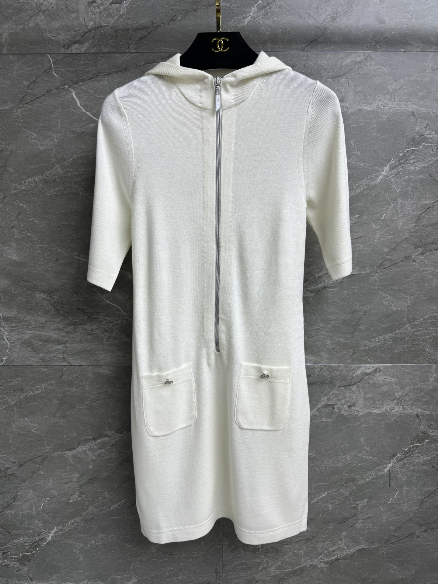 NO:452142,The higher version is shipped!  Xiangjia Zipper Hooded Knitted Skirt 2025 Early Spring Series Hooded Half Zipper Design Customized Logo Button Decoration and Embellishment Casual Simple and High-end Cotton Blended Knitted Fabric Lightweight Soft and Comfortable Elastic Slim and Tyranny Stylish Style Fully Trademarked With Cloth Bag Size SML, Chanel, Skirts, Hats, Alexander Wang19860909高版本出货啦！ 香家拉链连帽针织裙 2025早春系列 连帽半拉链设计 定制logo纽扣装饰点缀 休闲简约高级 棉质混纺针织面料 轻薄柔软舒适 弹力修身版型 上身显瘦又气质 商标齐全 配有布袋 尺码SML,,chanel,skirts,hats,alexander wang,Women's clothing