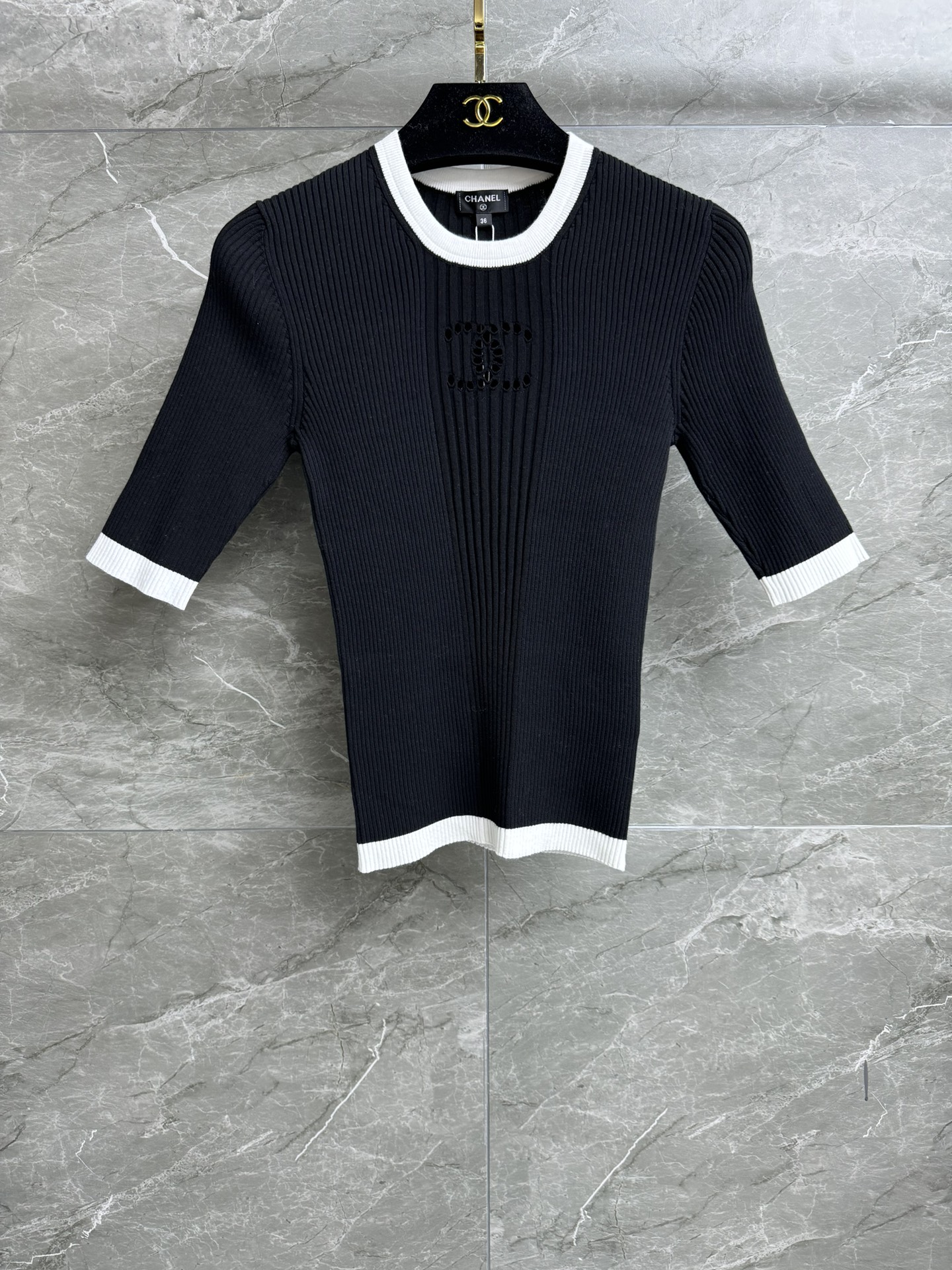 NO:298784,The higher version is shipped!  Xiangjia Double C hollow short sleeves 2025 Early Spring Holiday Series Round neckline ribbed neckline Black and white color-blocking design Double C hollow pattern on chest Fashionable and high-end Cotton blended knitted fabric Comfortable and crisp Elastic slim fitted top body slim and temperament Complete trademarks Equipped with cloth bag Size SML, Chanel, T-shirt, alexander wang19860909高版本出货啦！ 香家双C镂空短袖 2025早春度假系列 圆领罗纹领口 黑白拼色设计 胸前双C镂空图案 时髦高级 棉质混纺针织面料 舒适挺括 弹力修身版型 上身显瘦又气质 商标齐全 配有布袋 尺码SML,,chanel,T-shirt,alexander wang,Women's clothing