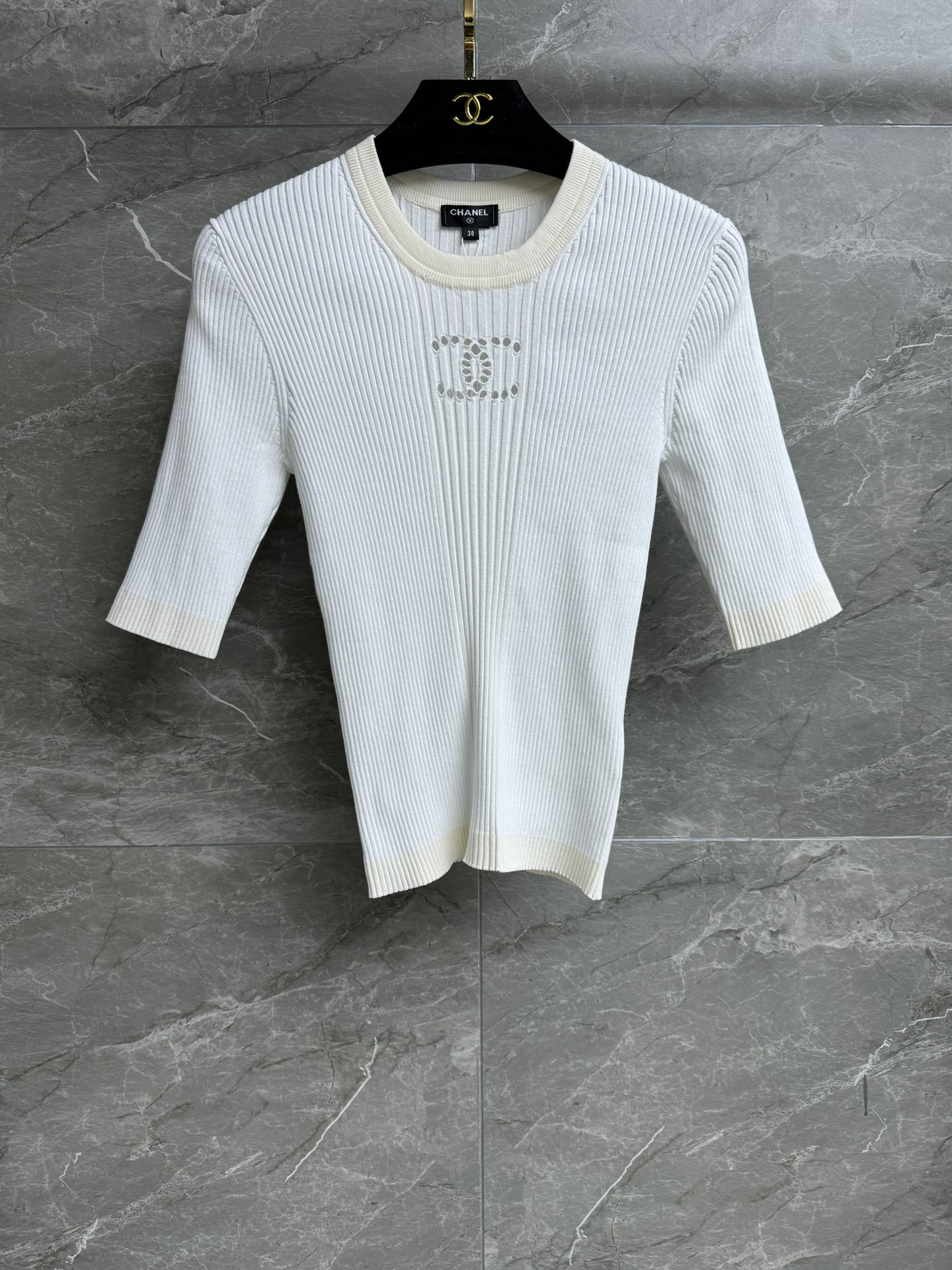 NO:298774,The higher version is shipped!  Xiangjia Double C hollow short sleeves 2025 Early Spring Holiday Series Round neckline ribbed neckline Black and white color-blocking design Double C hollow pattern on chest Fashionable and high-end Cotton blended knitted fabric Comfortable and crisp Elastic slim fitted top body slim and temperament Complete trademarks Equipped with cloth bag Size SML, Chanel, T-shirt, alexander wang19860909高版本出货啦！ 香家双C镂空短袖 2025早春度假系列 圆领罗纹领口 黑白拼色设计 胸前双C镂空图案 时髦高级 棉质混纺针织面料 舒适挺括 弹力修身版型 上身显瘦又气质 商标齐全 配有布袋 尺码SML,,chanel,T-shirt,alexander wang,Women's clothing