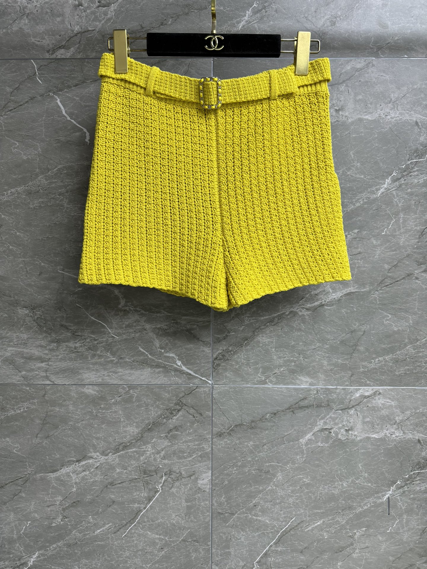 NO:298754,New early spring style is available. Xiangjia yellow knitted shorts. 2025 early spring vacation series. Side zipper design. Yellow belt decoration. Hollow hook pattern. Lazy and exquisite. Fixed cotton yarn. Clever and comfortable. Slim fit style. Fashionable and versatile upper body. Full trademark. Size SML, chanel, shorts, alexander wang.19860909早春新款上新啦 香家黄色针织短裤 2025早春度假系列 侧边拉链设计 黄色腰带装饰 镂空钩花图案 慵懒又不失精致 定织定染棉质纱线 挺括舒适 修身版型 上身时髦百搭 商标齐全 尺码SML,,chanel,shorts,alexander wang,Women's clothing