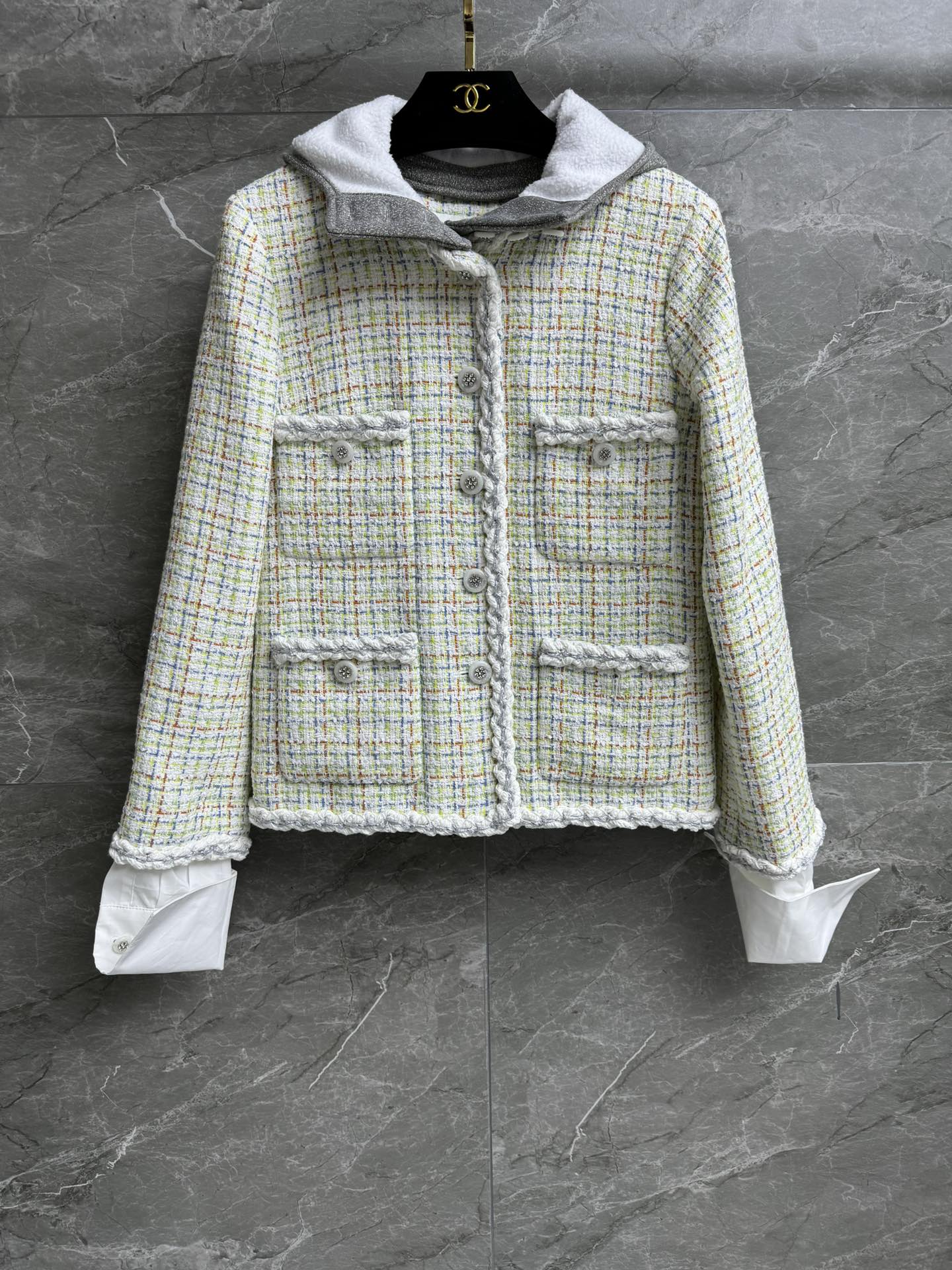 NO:298720,New early spring models are available!  Xiangjia Colored Checked Hooded Jacket 2025 Early Spring Vacation Series Hat Shirt Sleeve Removable Design Hand-sewn webbing Pipe Colorful Checked Color Temperature and Premium Customized Tweed Fabric Silk Jacquard Lining Three-dimensional Cut Style Top Body Slim and Temperament Full Trademark Size SML, Chanel, Jackets & Coats, Real Silk, Hats, Alexander Wang19860909早春新款上新啦！ 香家彩色格纹连帽外套 2025早春度假系列 帽子衬衣袖可拆卸设计 手工缝制织带滚边 彩色格纹配色 时髦高级 定制粗花呢面料 真丝提花里衬 立体剪裁版型 上身显瘦又气质 商标齐全 尺码SML,,chanel,jackets & coats,real silk,hats,alexander wang,Women's clothing