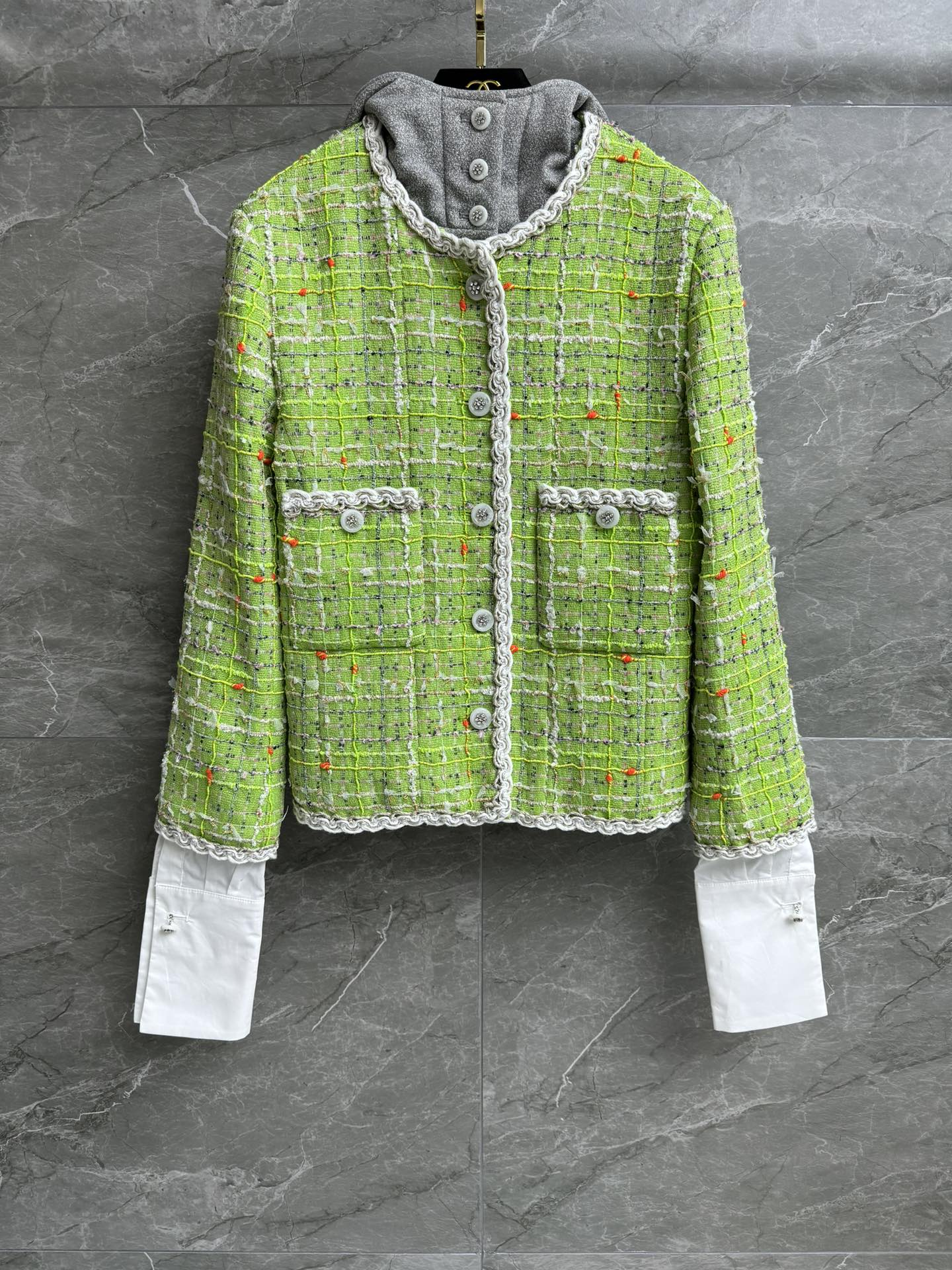 NO:298708,New early spring models are available!  Xiangjia Colored Checked Hooded Jacket 2025 Early Spring Vacation Series Hat Shirt Sleeve Removable Design Hand-sewn webbing Pipe Colorful Checked Color Temperature and Premium Customized Tweed Fabric Silk Jacquard Lining Three-dimensional Cut Style Top Body Slim and Temperament Full Trademark Size SML, Chanel, Jackets & Coats, Real Silk, Hats, Alexander Wang19860909早春新款上新啦！ 香家彩色格纹连帽外套 2025早春度假系列 帽子衬衣袖可拆卸设计 手工缝制织带滚边 彩色格纹配色 时髦高级 定制粗花呢面料 真丝提花里衬 立体剪裁版型 上身显瘦又气质 商标齐全 尺码SML,,chanel,jackets & coats,real silk,hats,alexander wang,Women's clothing