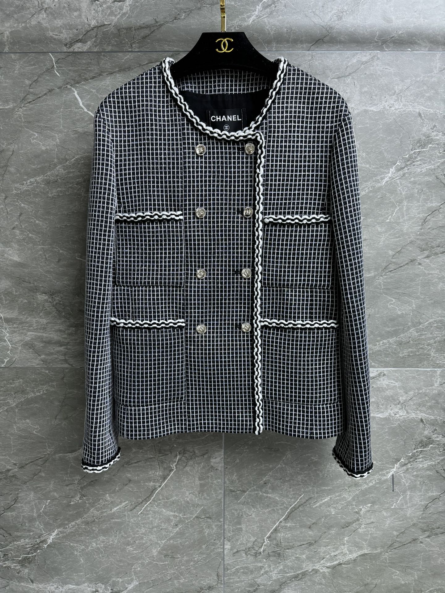 NO:298699,New early spring models are available!  Xiangjia Double-breasted plaid jacket 2025 Early Spring Holiday Series Round neck double-breasted four-pocket piping design Black and white plaid color matching Simple and atmospheric high-end Customized tweed fabric Silk jacquard lining Three-dimensional tailoring style The upper body looks slim and temperament Full trademark Size SML, Chanel, Jackets & coats, real silk, alexander wang19860909早春新款上新啦！ 香家双排扣格子外套 2025早春度假系列 圆领双排扣 四口袋滚边设计 黑白格子配色 简约大气高级 定制粗花呢编织面料 真丝提花里衬 立体剪裁版型 上身显瘦又气质 商标齐全 尺码SML,,chanel,jackets & coats,real silk,alexander wang,Women's clothing