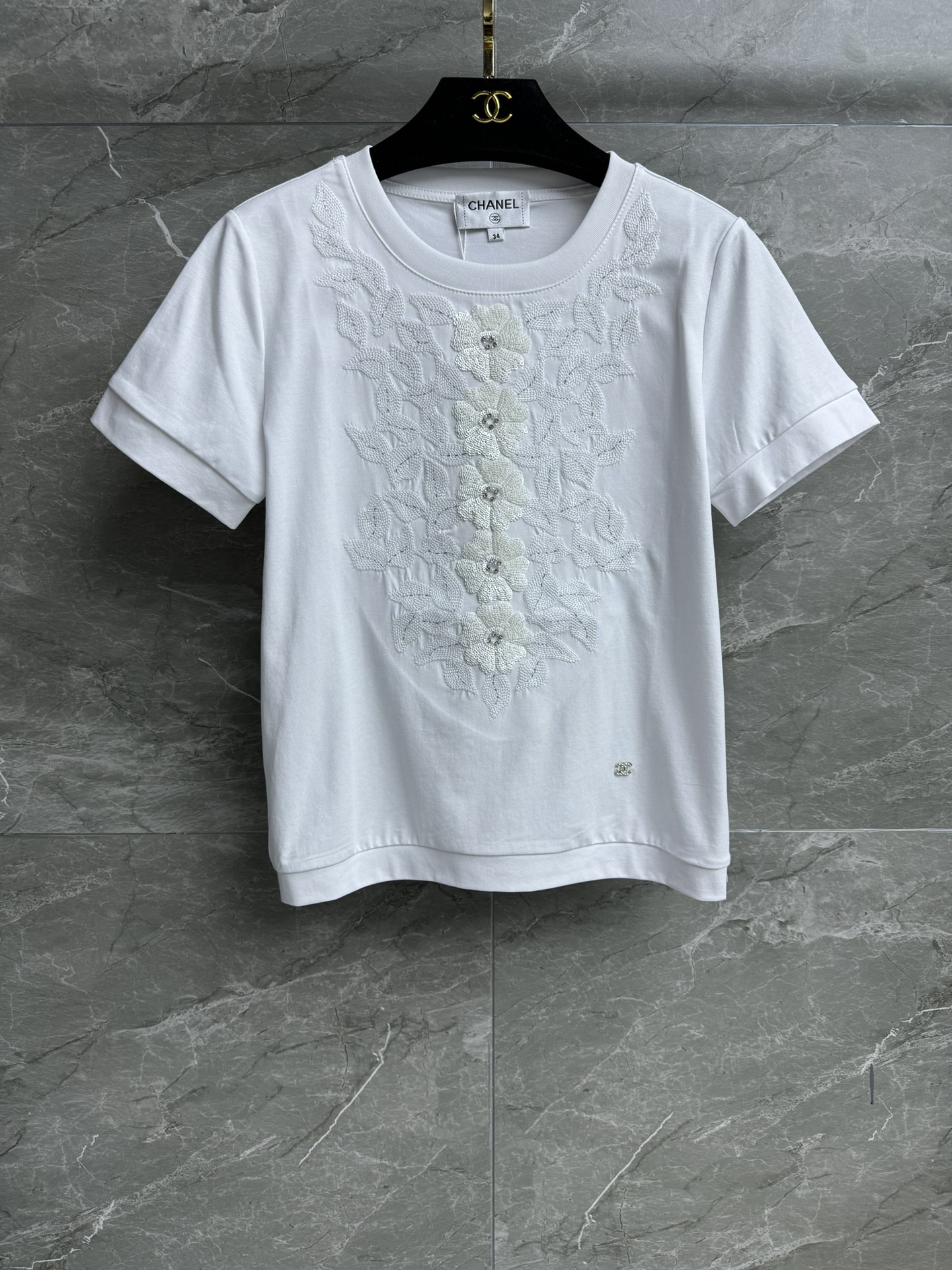 NO:298697,New early spring style is available. Xiangjia sequin flower T-shirt 2025 early spring series. Round neckline design. Heavy industry sequin flower embroidery pattern. Exquisite and fashionable. Imported pure cotton fabric. Comfortable and skin-friendly. Normal style. Slim and temperament on the upper body. Full trademark. Size SML, chanel,tees, t-shirt,alexander wang.19860909早春新款上新啦 香家亮片花朵T恤 2025早春系列 圆领领口设计 重工亮片花朵刺绣图案 精致时髦高级 进口纯棉面料 舒适亲肤 正常版型 上身显瘦又气质 商标齐全 尺码SML,,chanel,tees，t-shirt,alexander wang,Women's clothing