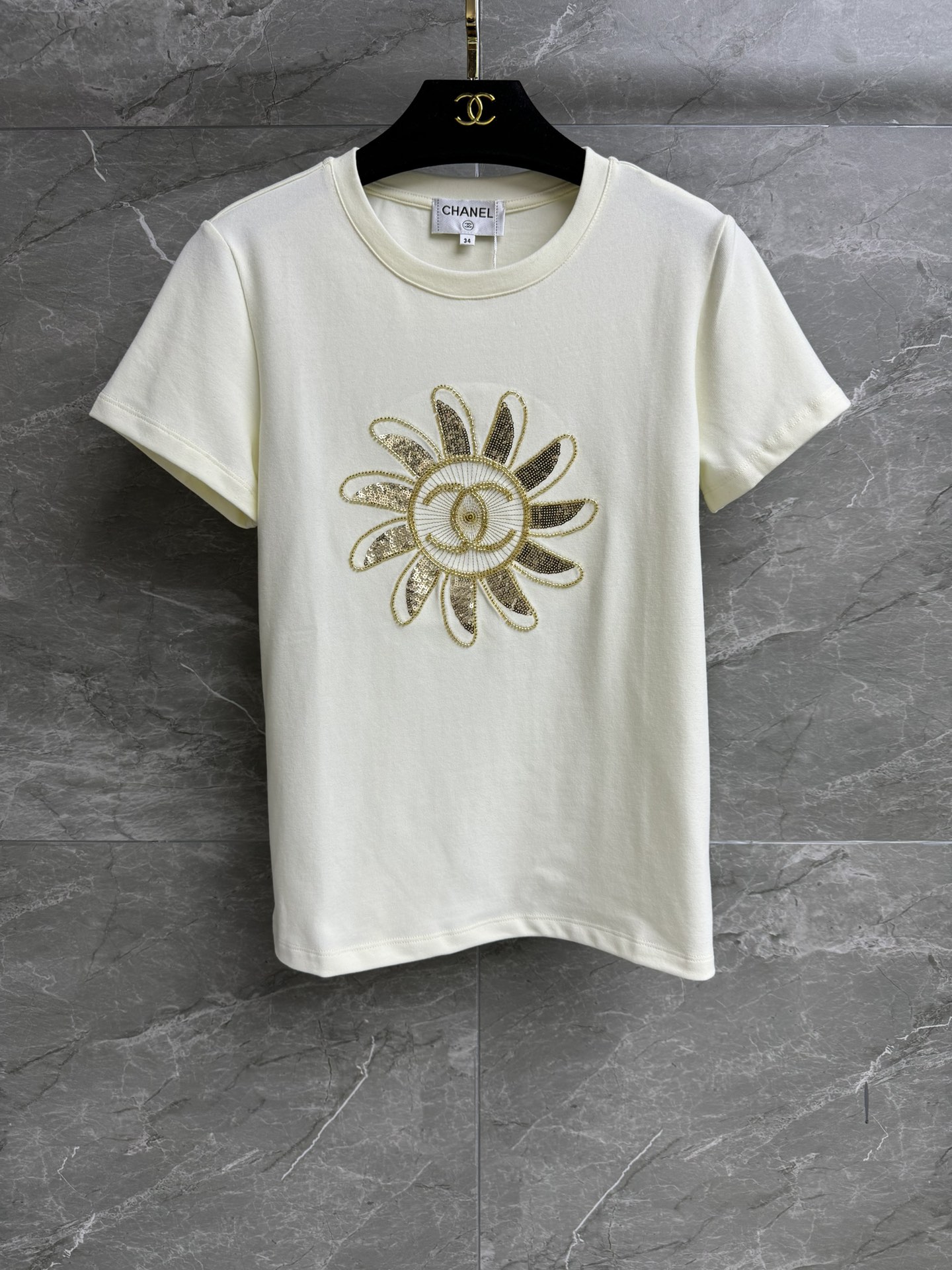 NO:298693,New early spring style is available. Xiangjia Sunflower T-shirt 2025 early spring series. Round neckline design. Sunflower bead sequin embroidery pattern. Exquisite and fashionable. Imported cotton fabric. Comfortable and skin-friendly. Normal style. Slim and temperament on the upper body. Full trademark. Size SML, chanel,tees, t-shirt,alexander wang.19860909早春新款上新啦 香家太阳花T恤 2025早春系列 圆领领口设计 太阳花钉珠亮片刺绣图案 精致时髦高级 进口纯棉面料 舒适亲肤 正常版型 上身显瘦又气质 商标齐全 尺码SML,,chanel,tees，t-shirt,alexander wang,Women's clothing
