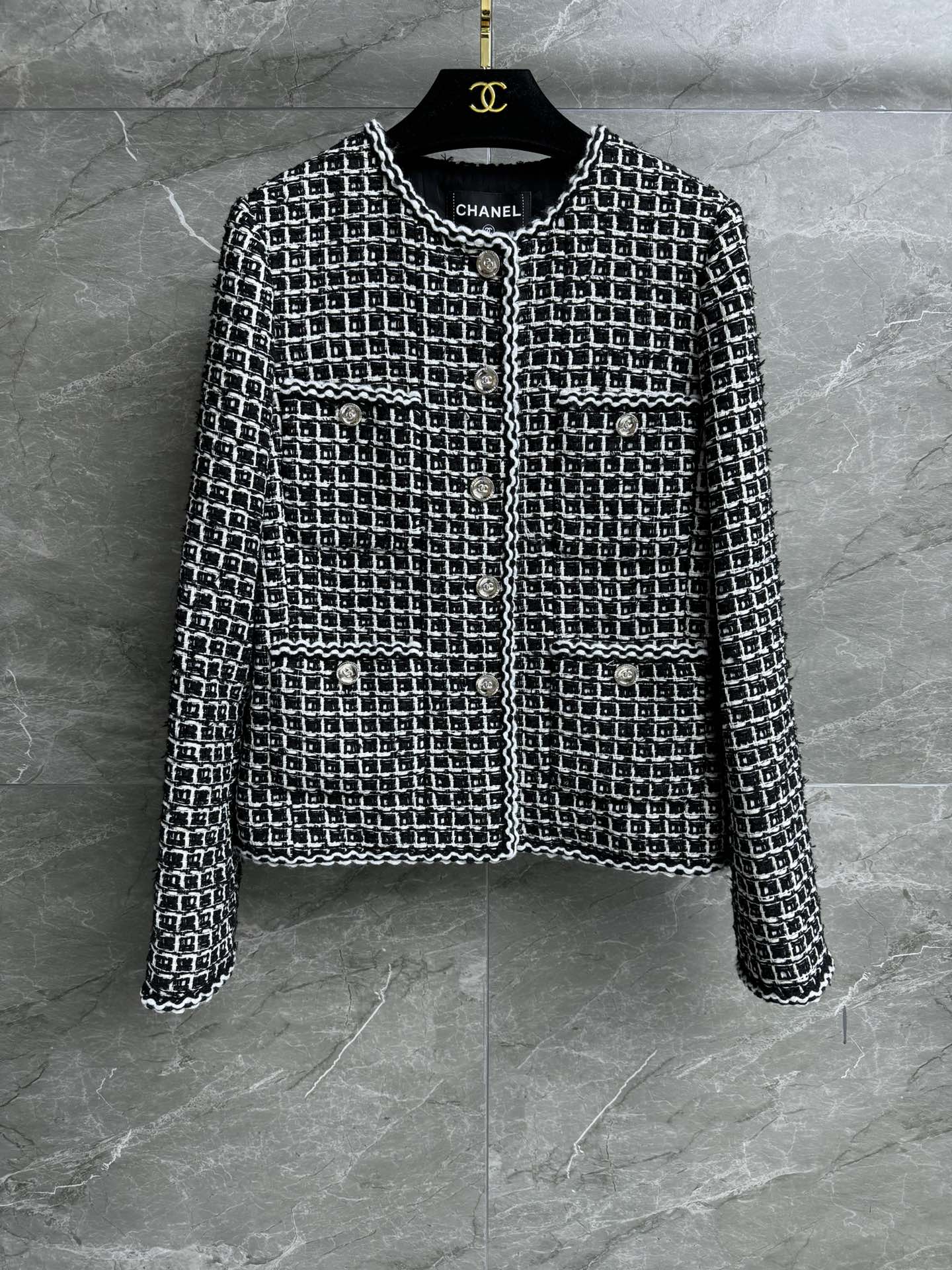 NO:298685,New early spring models are available!  Xiangjia black and white checked jacket 2025 early spring vacation series round neck single-breasted design classic houndstooth black and white color matching fashionable and high-end customized tweed fabric silk jacquard lining three-dimensional tailoring style upper body slim and temperament full trademark size SML, chanel, jackets & coats, real silk, alexander wang19860909早春新款上新啦！ 香家黑白格纹外套 2025早春度假系列 圆领单排扣设计 经典千鸟格 黑白配色 时髦高级 定制粗花呢编织面料 真丝提花里衬 立体剪裁版型 上身显瘦又气质 商标齐全 尺码SML,,chanel,jackets & coats,real silk,alexander wang,Women's clothing