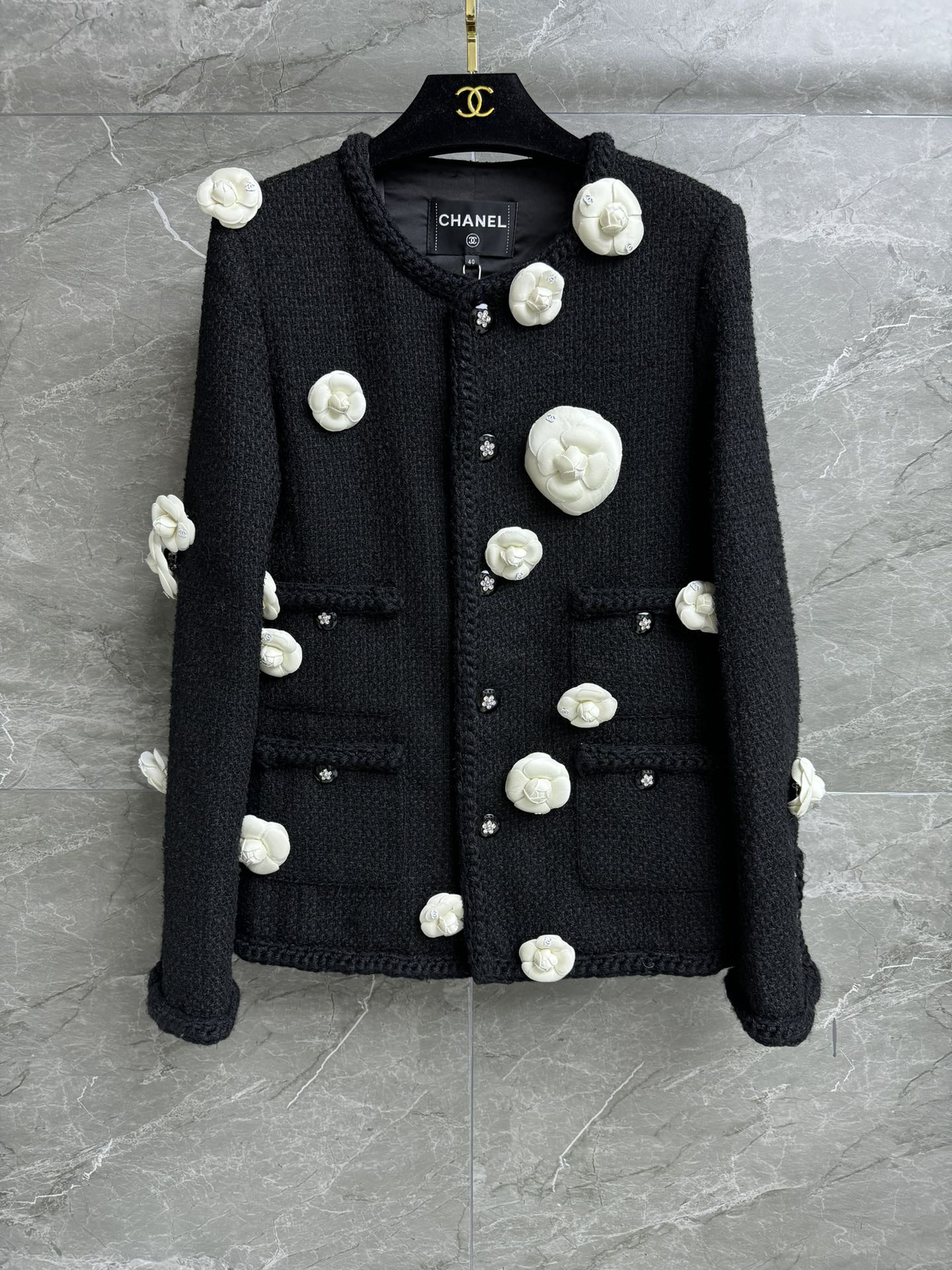 NO:298716,The hot products are shipped. Xiangjia three-dimensional camellia jacket. Round neck single-breasted design. Three-dimensional camellia brooch decoration embellishment. Elegant and high-end custom tweed fabric. Silk lining. Normal style. Slim and temperament. Full trademark. Size SML, chanel, jackets & coats, brooch, breastpin, real silk, alexander wang.19860909爆款翻单出货啦 香家立体山茶花外套 圆领单排扣设计 立体山茶花胸针装饰点缀 优雅高级 定制斜纹软呢面料 真丝里衬 正常版型 上身显瘦又气质 商标齐全 尺码SML,,chanel,jackets & coats,brooch，breastpin,real silk,alexander wang,Women's clothing