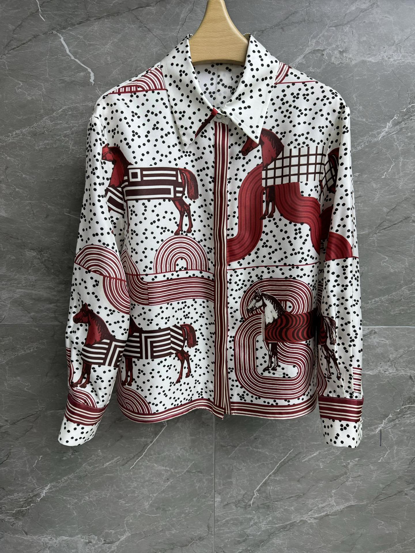 NO:298710,New early spring style is available. H Family Junma Silk Shirt 2025 Early Spring Series Lapel Neck Design Junma Totem Print Pattern Retro Fashionable and High-end Custom Twill Silk Fabric Skin-friendly and comfortable Super texture Loose style The upper body looks slim and temperament Full trademark Size SML, real silk, alexander wang19860909早春新款上新啦 H家骏马真丝衬衣 2025早春系列 翻领领口设计 骏马图腾印花图案 复古时髦高级 定制斜纹绸真丝面料 亲肤舒适 超有质感 宽松版型 上身显瘦又气质 商标齐全 尺码SML,,real silk,alexander wang,Women's clothing