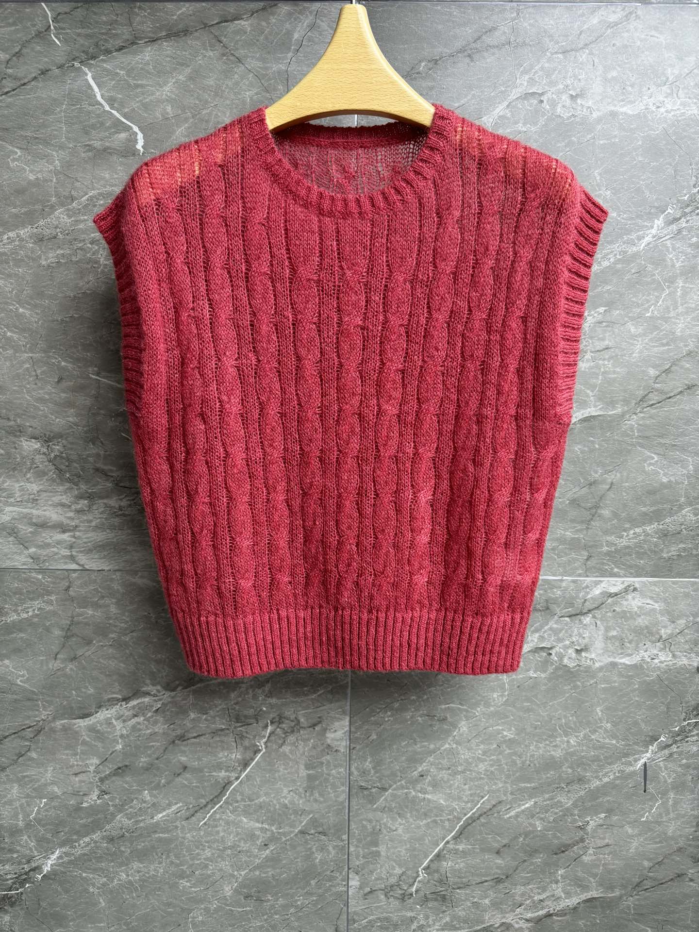 NO:298700,New early spring model is available. BC red twist short sleeves. 2025 early spring series. Round neck ribbed neckline. New Year red twist wool wool blended fabric. Light and breathable. Loose style. Lazy temperament on the upper body. Size SML, T-shirt, alexander wang.19860909早春新款上新啦 BC红色麻花短袖 2025早春系列 圆领罗纹领口 新年红麻花编织纹理 高级感十足 马海毛羊毛混纺面料 轻薄透气 宽松版型 上身慵懒气质 尺码SML,,T-shirt,alexander wang,Women's clothing