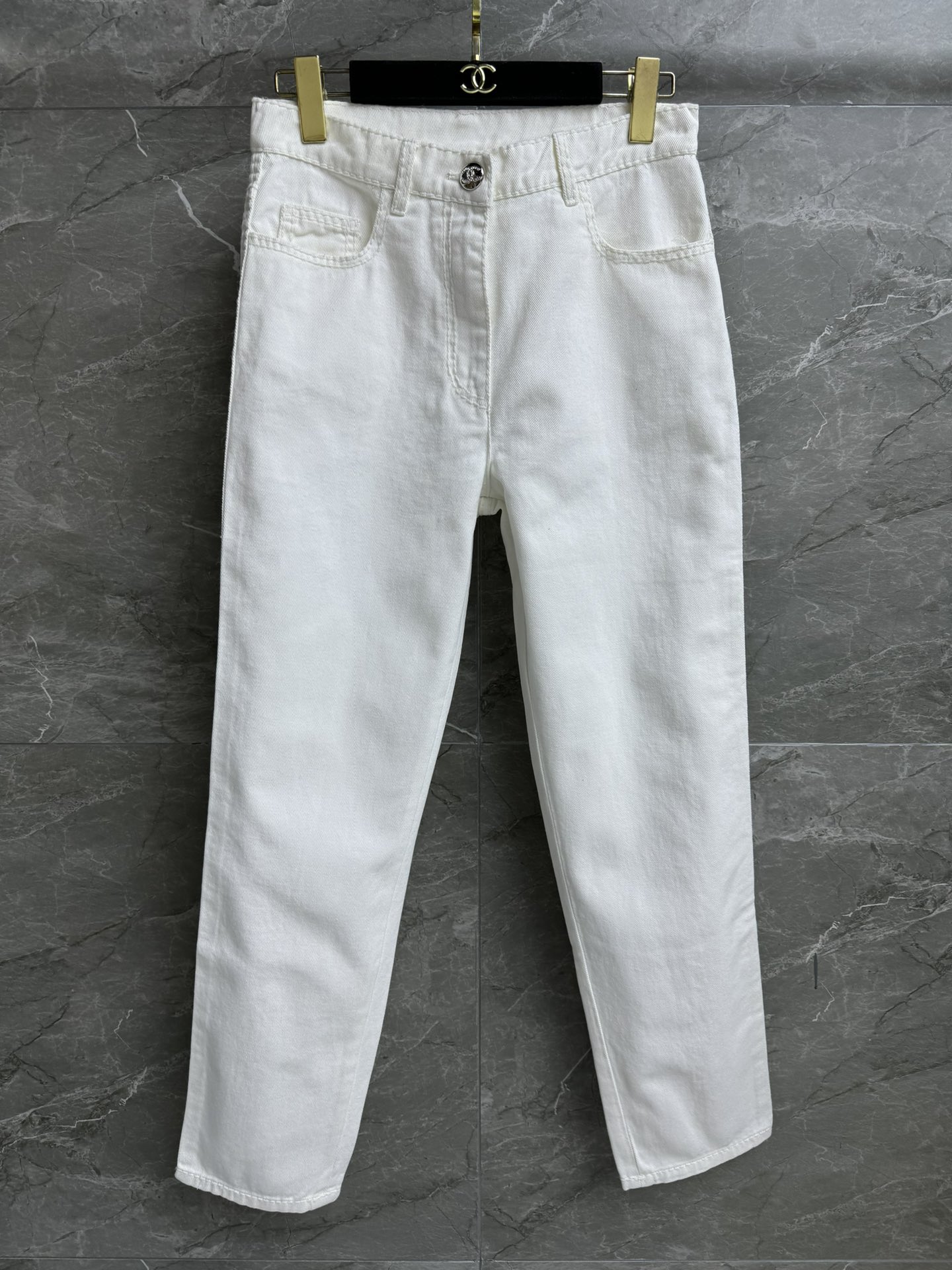 NO:298694,New autumn and winter models are available. Xiangjia straight comic jeans. Ski series. White stitching design. Double C pattern embellishment in the back pocket. Simple and fashionable. Customized washing denim fabric. Soft and comfortable. Straight pants style. Lazy and casual and not picky. Full trademark. Size SML, chanel, jeans, alexander wang.19860909秋冬新款上新啦 香家直筒漫画牛仔裤 滑雪系列 白色缝线走边设计 后口袋双C图案点缀 简约时髦高级 定制水洗牛仔面料 柔软舒适 直筒裤版型 慵懒随性不挑腿型 商标齐全 尺码SML,,chanel,jeans,alexander wang,Women's clothing