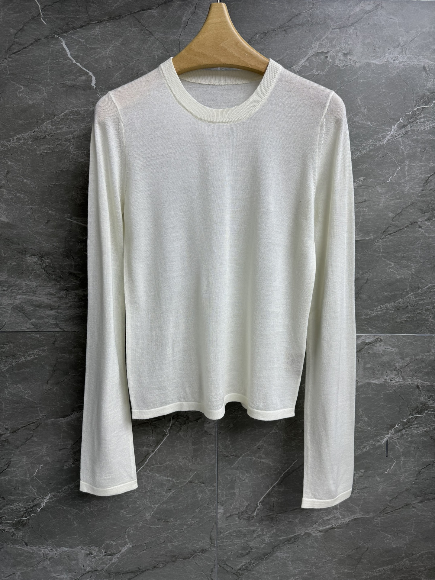 NO:298690,New early spring style is available. Wool mulberry silk base shirt. New 2025 early spring products. Round neck collar design. Minimalist style. Wool silk blend fabric. Soft, comfortable and lightweight. Slim fit. Slim and elegant. Size SML, real silk, alexander wang.19860909早春新款上新啦 羊毛桑蚕丝打底衫 2025早春新品 圆领领口设计 极简主义风格 羊毛真丝混纺面料 柔软舒适轻薄 修身版型 上身显瘦又气质 尺码SML,,real silk,alexander wang,Women's clothing