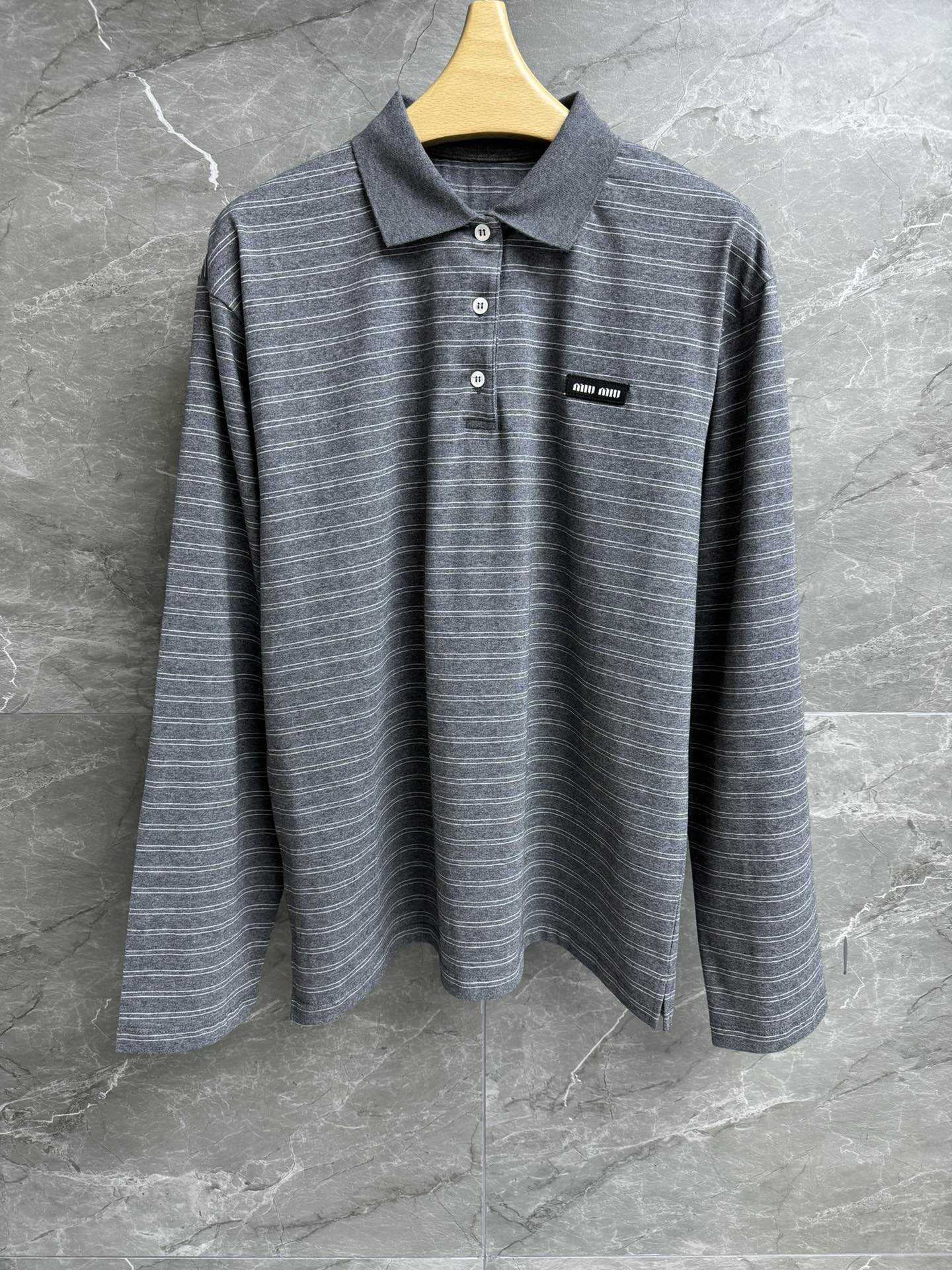 NO:298677,New early spring style is available. Miu gray striped polo shirt 2025 early spring series. Classic polo collar design. Gray striped contrasting color. Pocket logo logo decoration. Imported cotton fabric. Comfortable and breathable. Loose style. Slim and versatile. Full trademark. Size SML,,miumiu,alexander wang.19860909早春新款上新啦 Miu灰色条纹polo衫 2025早春系列 经典polo领设计 灰色条纹撞色 口袋logo徽标装饰 进口纯棉面料 舒适透气 宽松版型 上身显瘦又百搭 商标齐全 尺码SML,,miumiu,alexander wang,Women's clothing