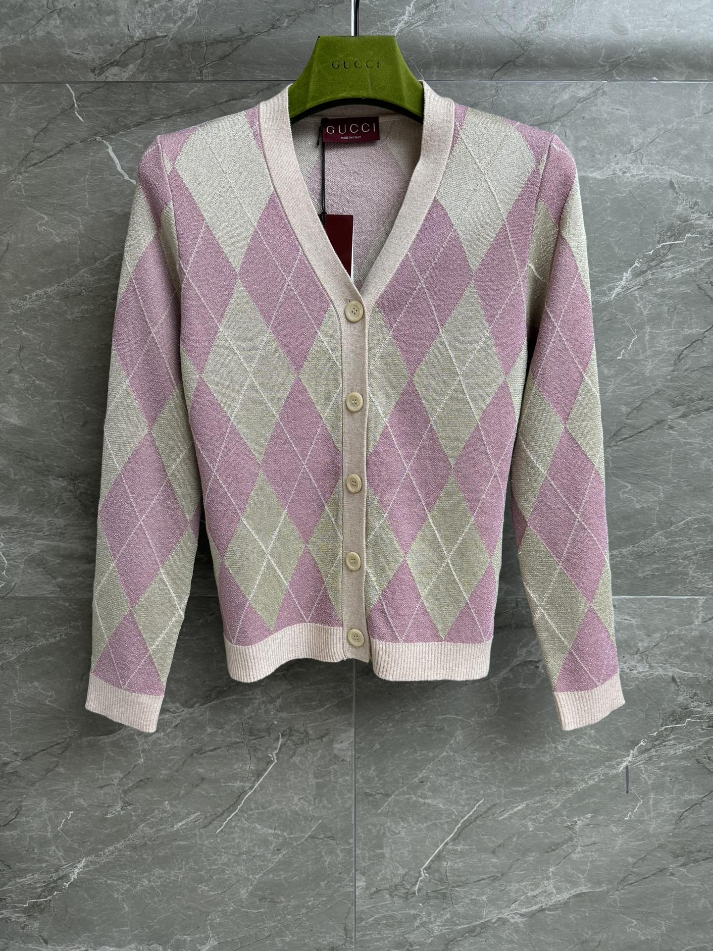 NO:314619,New early spring style is available. G home diamond knitted cardigan 2025 early spring series. Temperament V-neck neckline. Gold and silver wire diamond pattern. Tender color matching. Customized knitted fabric. Comfortable and breathable. Normal style. Slim and temperament on the upper body. Full trademark. Size SML,,gucci,alexander wang.19860909早春新款上新啦 G家菱格针织开衫 2025早春系列 气质V领领口 金银丝线菱格图案 配色温柔减龄 定制针织面料 舒适透气 正常版型 上身显瘦又气质 商标齐全 尺码SML,,gucci,alexander wang,Women's clothing