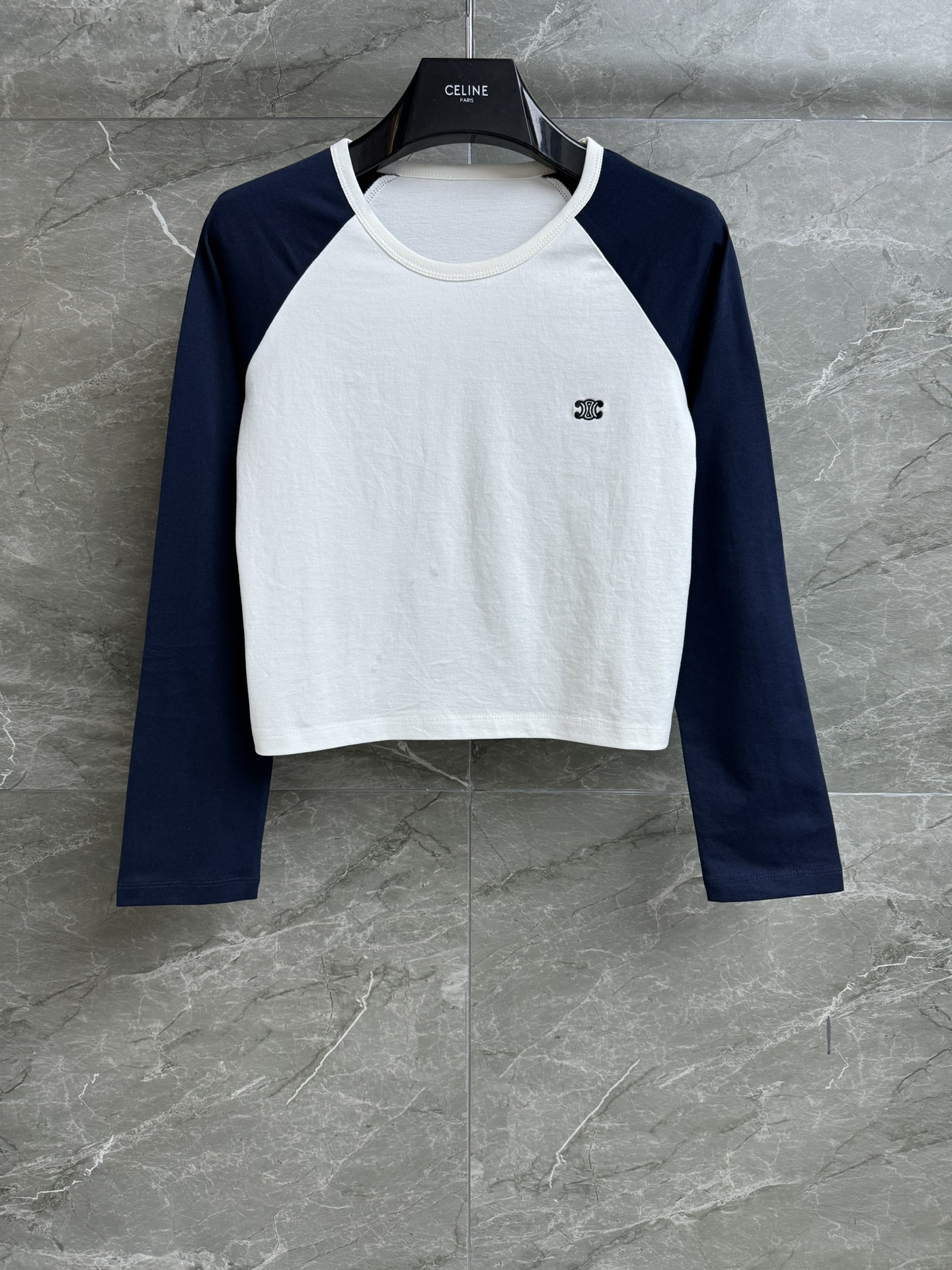 NO:316971,New early spring models are available. CL blue and white color-blocking long-sleeved T 2025 early spring series round neck rattle sleeve design Arc de Triomphe embroidery logo pattern blue and white color-blocking fashionable age-reducing import pure cotton fabric comfortable and skin-friendly and breathable short style, slim and versatile upper body, complete trademark size SML, alexander wang19860909早春新款上新啦 CL蓝白拼色长袖T 2025早春系列 圆领插肩袖设计 凯旋门刺绣logo图案 蓝白拼色时髦减龄 进口纯棉面料 舒适亲肤透气 短款版型 上身显瘦又百搭 商标齐全 尺码SML,,alexander wang,Women's clothing