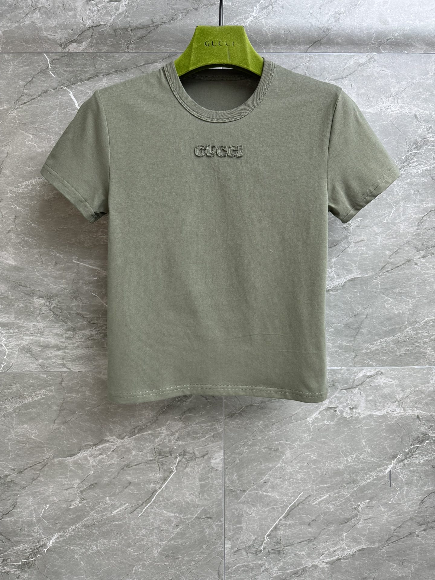 NO:314605,New models are shipped in early spring!  G Home Applique Embroidery Logo T-shirt 2025 Early Spring Series Round neckline design Letter logo applique embroidery Simple and high-end Customized cotton fabric Comfortable and skin-friendly Slim fit style Slim and versatile upper body Full trademark Size SML,,gucci,tees, t-shirt,alexander wang19860909早春新款出货啦！ G家贴布刺绣logoT恤 2025早春系列 圆领领口设计 字母logo贴布刺绣 简约高级 定制纯棉面料 舒适亲肤 修身版型 上身显瘦又百搭 商标齐全 尺码SML,,gucci,tees，t-shirt,alexander wang,Women's clothing