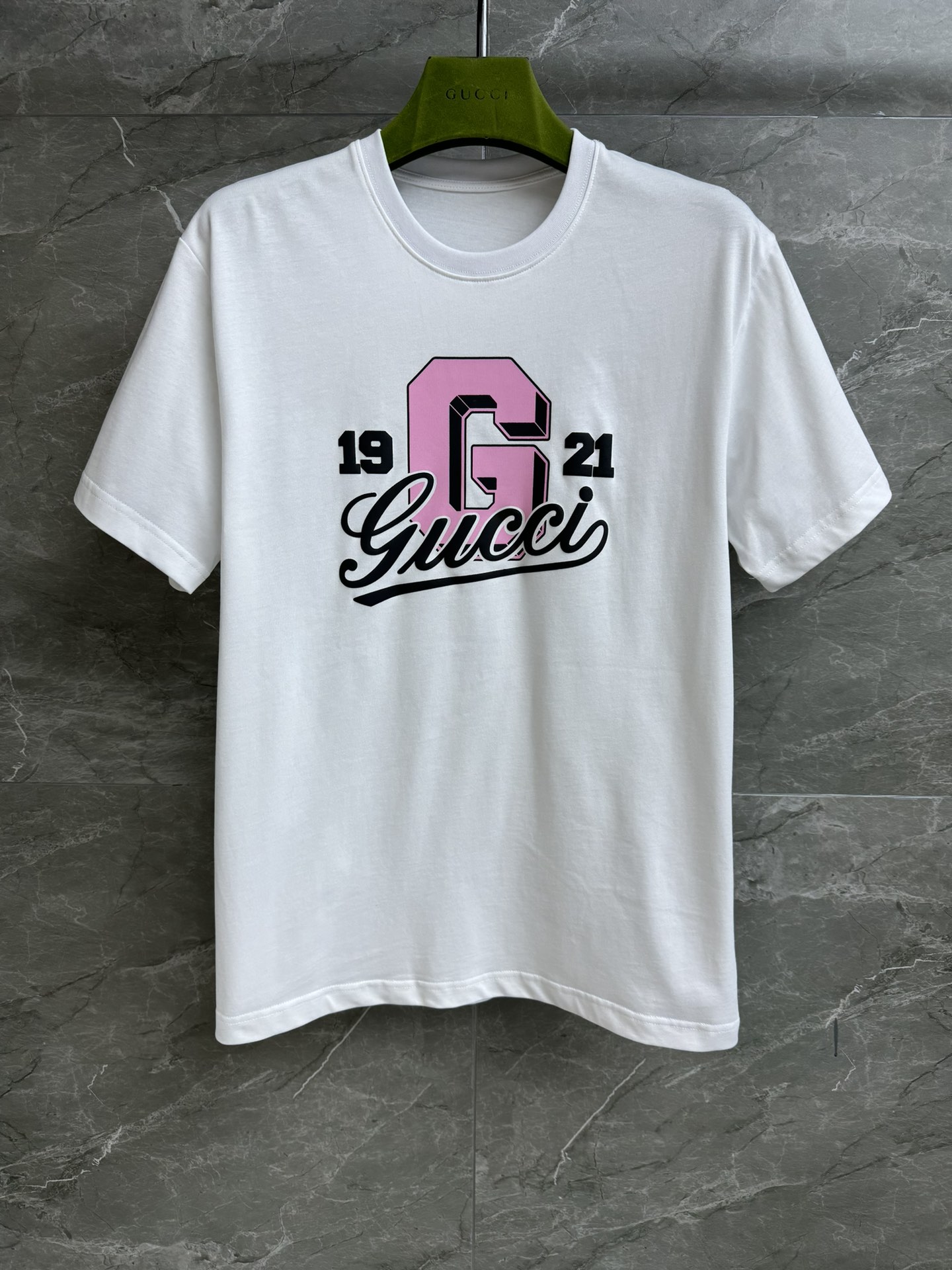 NO:314596,New early spring style is available. G-home letter printed T-shirt 2025 early spring series. Round neck shoulder-falling design. 1921 letter printed pattern. Age-reducing fashionable and advanced. Imported pure cotton fabric. Soft, comfortable and breathable. Loose style. Not to be picked. Full trademark. SML, gucci,tees, t-shirt, alexander wang.19860909早春新款上新啦 G家字母印花T恤 2025早春系列 圆领落肩设计 1921字母印花图案 减龄时髦高级 进口纯棉面料 柔软舒适透气 宽松版型 不挑人穿 商标齐全 尺码SML,,gucci,tees，t-shirt,alexander wang,Women's clothing