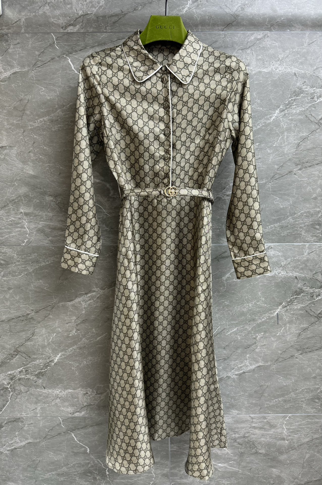 NO:314584,New early spring models are available!  G home twill silk dress Early spring series Lapel neckline design Classic GG printed pattern Retro and high-end Custom twill silk fabric Skin-friendly and comfortable Super textured Waist-closing style Equipped with belt Slim and temperament on the upper body Full trademark Size SML, gucci, skirts, real silk, alexander wang19860909早春新款上新啦！ G家斜纹真丝连衣裙 早春系列 翻领领口设计 经典GG印花图案 复古又高级 定制斜纹真丝面料 亲肤舒适 超有质感 收腰版型 配有腰带 上身显瘦又气质 商标齐全 尺码SML,,gucci,skirts,real silk,alexander wang,Women's clothing