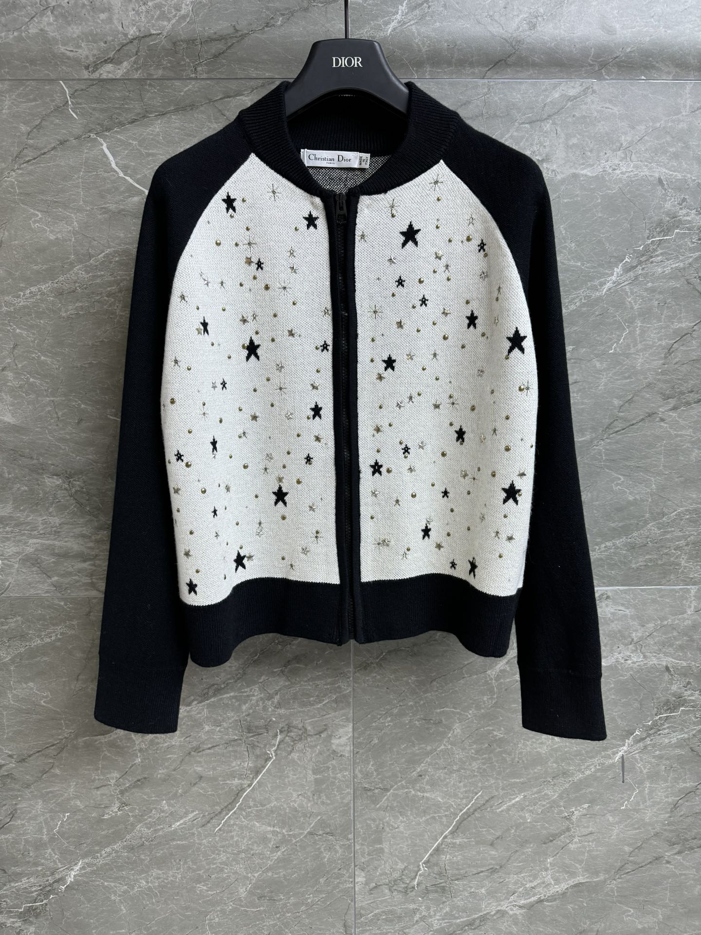 NO:316456,New early spring models are available. D-Jia Star Map embroidered cardigan 2025 early spring series. Stand-collar zipper design. Serpentine nebula jacquard pattern. Black and white color combination. Fashionable and high-end. Wool-blend fabric. Comfortable and textured. Short loose style. Slim and temperament. Full trademark. Size SML,,dior,alexander wang.19860909早春新款上新啦 D家星图刺绣开衫 2025早春系列 立领拉链设计 蛇形星云提花图案 黑白拼色 时髦又高级 羊毛混纺面料 舒适有质感 短款宽松版型 上身显瘦又气质 商标齐全 尺码SML,,dior,alexander wang,Women's clothing