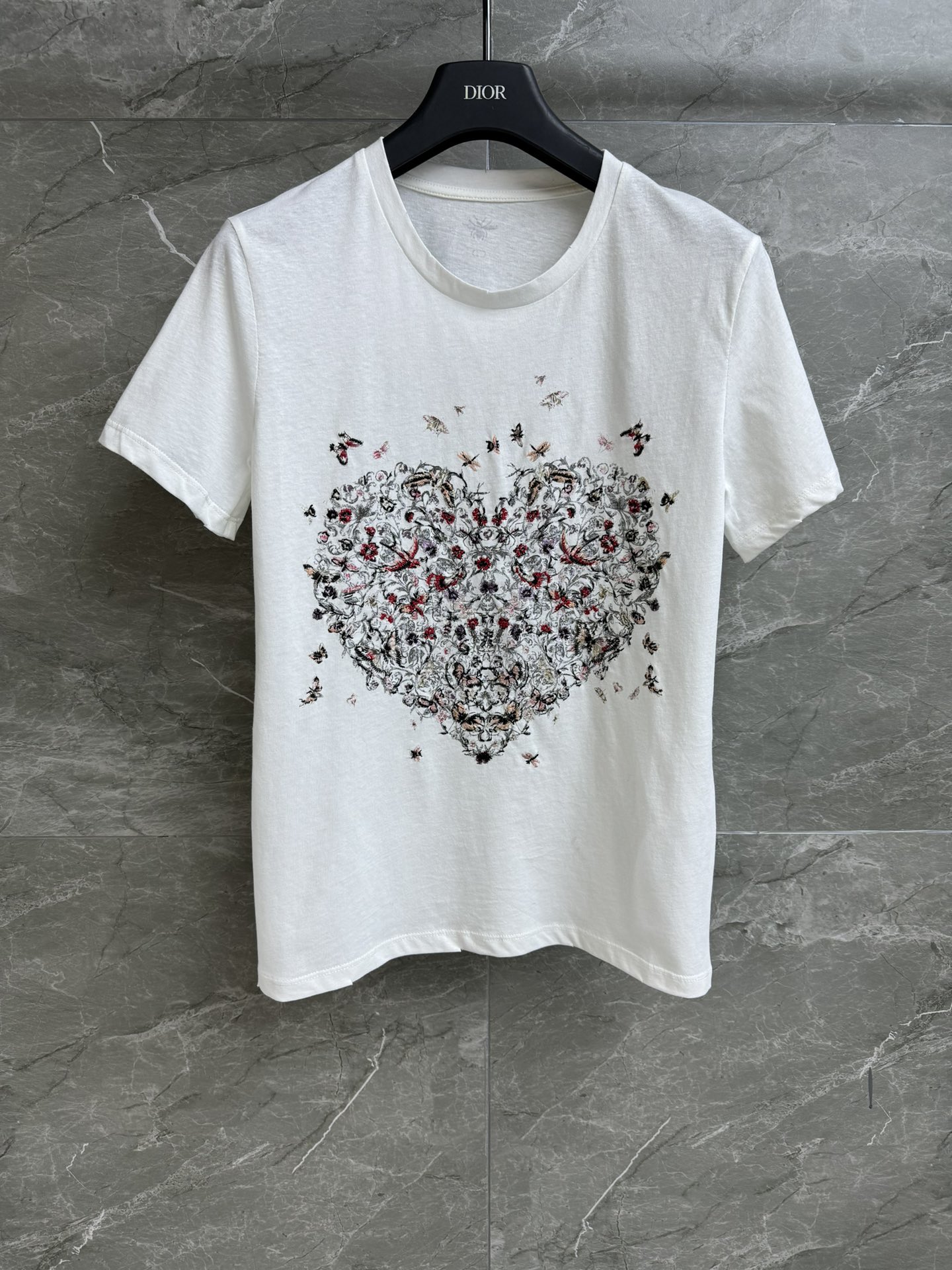 NO:316459,New early spring models are shipped. D home love floral embroidery T-shirt 2025 early spring series. Round neckline design. Love floral embroidery pattern. Precision three-dimensional. Customized cotton and linen fabric. Light, comfortable and breathable. Normal style. Slim and temperament on the upper body. Full trademark. Size SML,,dior,tees, t-shirt,alexander wang.19860909早春新款出货啦 D家爱心花卉刺绣T恤 2025早春系列 圆领领口设计 爱心花卉刺绣图案 精密立体 定制棉麻面料 轻薄舒适透气 正常版型 上身显瘦又气质 商标齐全 尺码SML,,dior,tees，t-shirt,alexander wang,Women's clothing