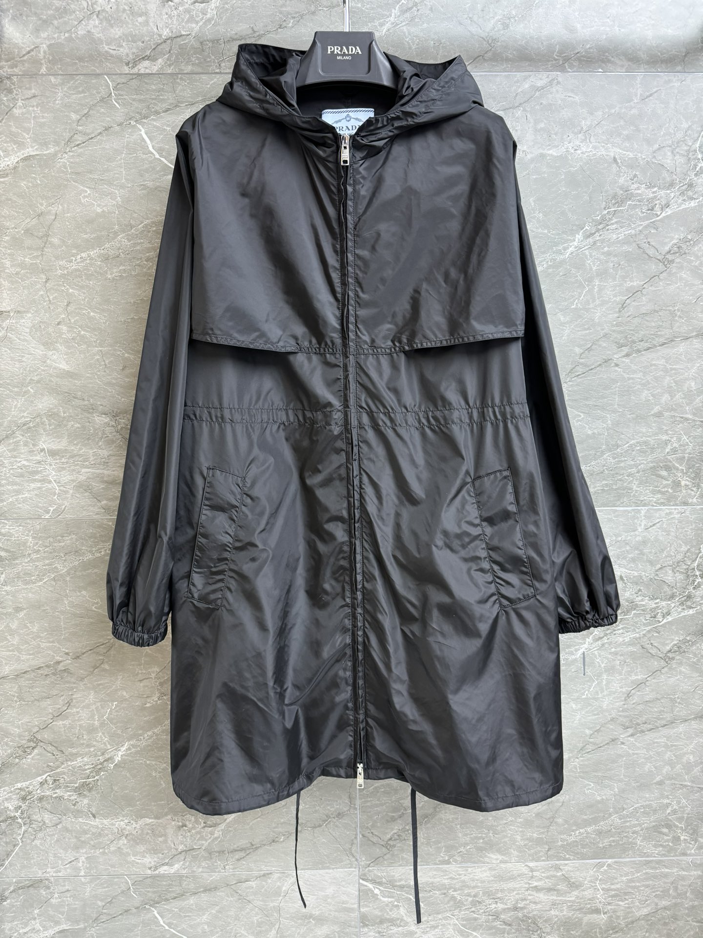 NO:316966,New early spring style is available. P home nylon windbreaker jacket 2025 early spring series. Hooded zipper design. Back triangle logo embellishment. Fashionable and high-end imported recycled nylon fabric. Loose style. Drawstring waist. The upper body looks slim and temperament. Full trademark. Size SML,, jackets & coats,hats,alexander wang.19860909早春新款上新啦 P家尼龙风衣外套 2025早春系列 连帽拉链设计 后背三角logo徽标点缀 时髦高级 进口再生尼龙面料 宽松版型 抽绳收腰 上身显瘦又气质 商标齐全 尺码SML,,jackets & coats,hats,alexander wang,Women's clothing