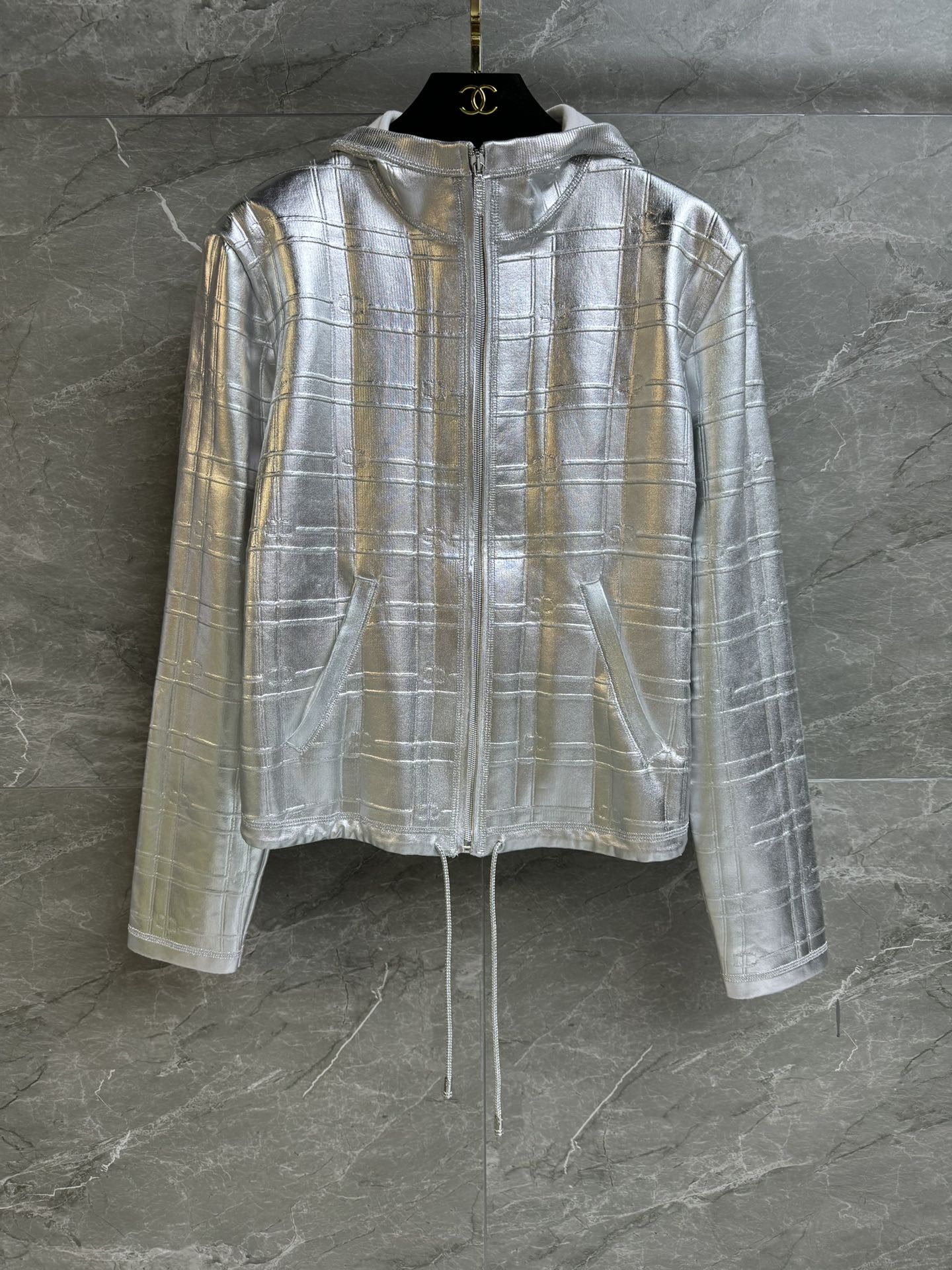 NO:315164,New early spring style is available. Xiangjia silver hooded jacket 2025 early spring vacation series. Hooded zipper design. Silver coated checked logo pattern. Fashionable and high-end custom knitted fabric. Normal style. Slim and temperament. Full trademark. Equipped with cloth bag. Size SML, chanel, jackets & coats,hats,alexander wang.19860909早春新款上新啦 香家银色连帽外套 2025早春度假系列 连帽拉链设计 银色涂层格纹logo图案 时髦高级 定制针织面料 正常版型 上身显瘦又气质 商标齐全 配有布袋 尺码SML,,chanel,jackets & coats,hats,alexander wang,Women's clothing