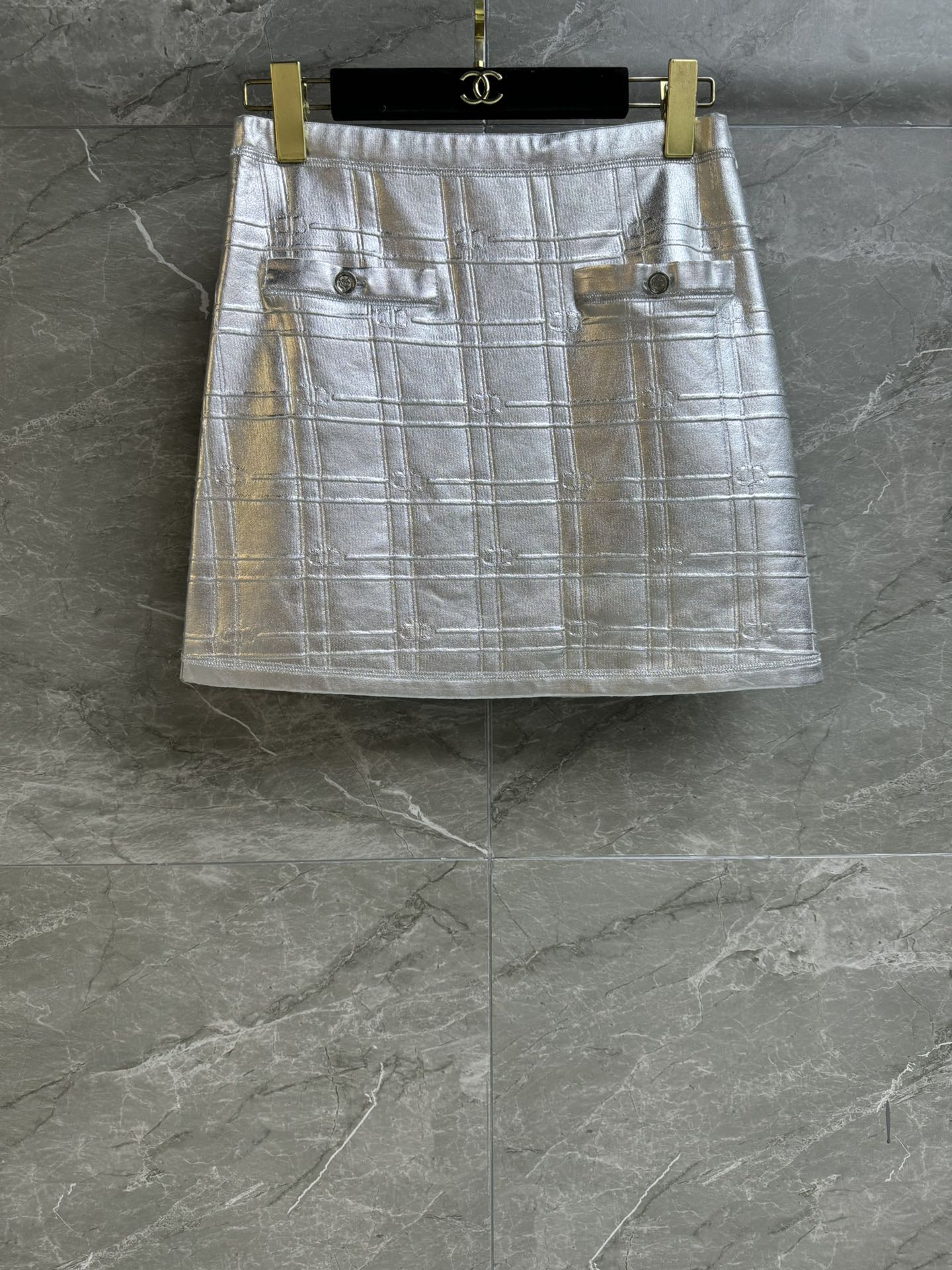 NO:315166,New early spring style is available. Xiangjia silver plaid skirt. 2025 early spring vacation series. Side zipper design. Silver coated plaid double C pattern. Fashionable and high-end. Custom knitted fabric. Metal texture. A-line skirt style. Slim and temperament. Full trademark. Equipped with cloth bag. Size SML, chanel, skirts, alexander wang.19860909早春新款上新啦 香家银色格子半裙 2025早春度假系列 侧边拉链设计 银色涂层格子双C图案 时髦高级 定制针织面料 金属质感 A字裙版型 上身显瘦又气质 商标齐全 配有布袋 尺码SML,,chanel,skirts,alexander wang,Women's clothing
