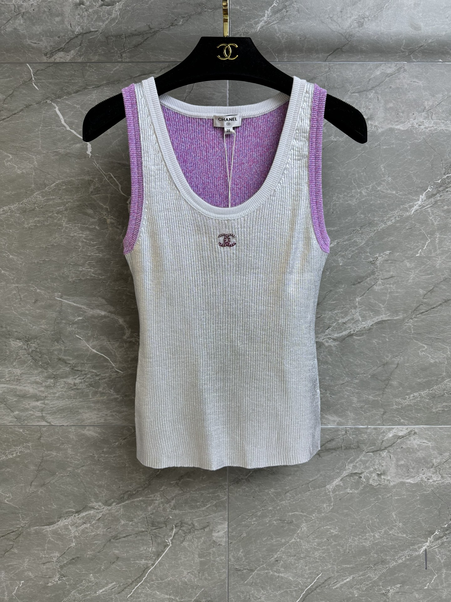 NO:315170,New early spring models are available. Xiangjia silver color-blocking vest. 2025 early spring vacation series. Versatile U-collar. Gradient double C logo decoration. Silver coating spliced ​​pink. Fashionable and fashionable. Definite weaving and dyeing pair yarn. Soft and comfortable skin-friendly. Elastic slim fitted with a top body and temperament. Full trademark. Equipped with cloth bag. Size SML, chanel, alexander wang.19860909早春新款上新啦 香家银色拼色背心 2025早春度假系列 百搭U字领 渐变双C徽标装饰 银色涂层拼接粉色 时髦洋气 定织定染对版纱线 柔软舒适亲肤 弹力修身版型 上身显瘦又气质 商标齐全 配有布袋 尺码SML,,chanel,alexander wang,Women's clothing