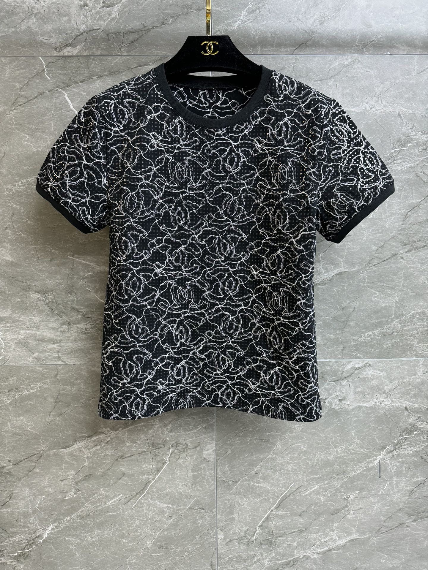 NO:315903,New early spring style is available. Xiangjia embroidered sequin short sleeves. 2025 early spring vacation series. Round neckline design. Double C stitching embroidery pattern. Sequin patch decoration embellishment. Cool and fashionable and high-end imported pure cotton fabric. Comfortable and skin-friendly and breathable. Normal style. Slim and temperament on the upper body. Full trademark. Size SML, chanel, T-shirt, alexander wang.19860909早春新款上新啦 香家刺绣亮片短袖 2025早春度假系列 圆领领口设计 双C缝线刺绣图案 亮片贴片装饰点缀 酷帅时髦高级 进口纯棉面料 舒适亲肤透气 正常版型 上身显瘦又气质 商标齐全 尺码SML,,chanel,T-shirt,alexander wang,Women's clothing